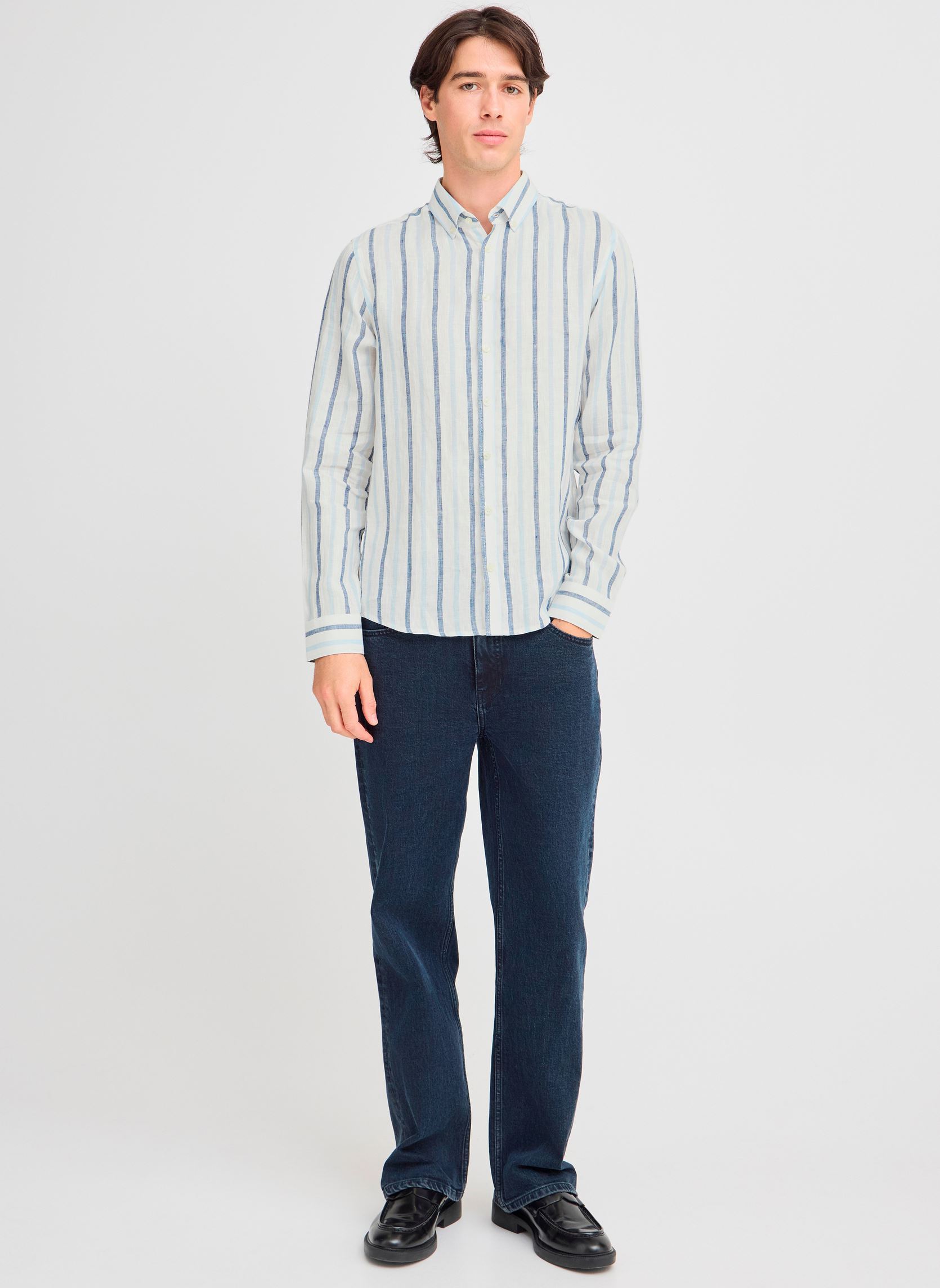 Hemden CFDYLAN LS BD striped linen shirt heren wit Casual Friday Hemden CFDYLAN LS BD striped linen shirt heren wit ESTATE BLUE