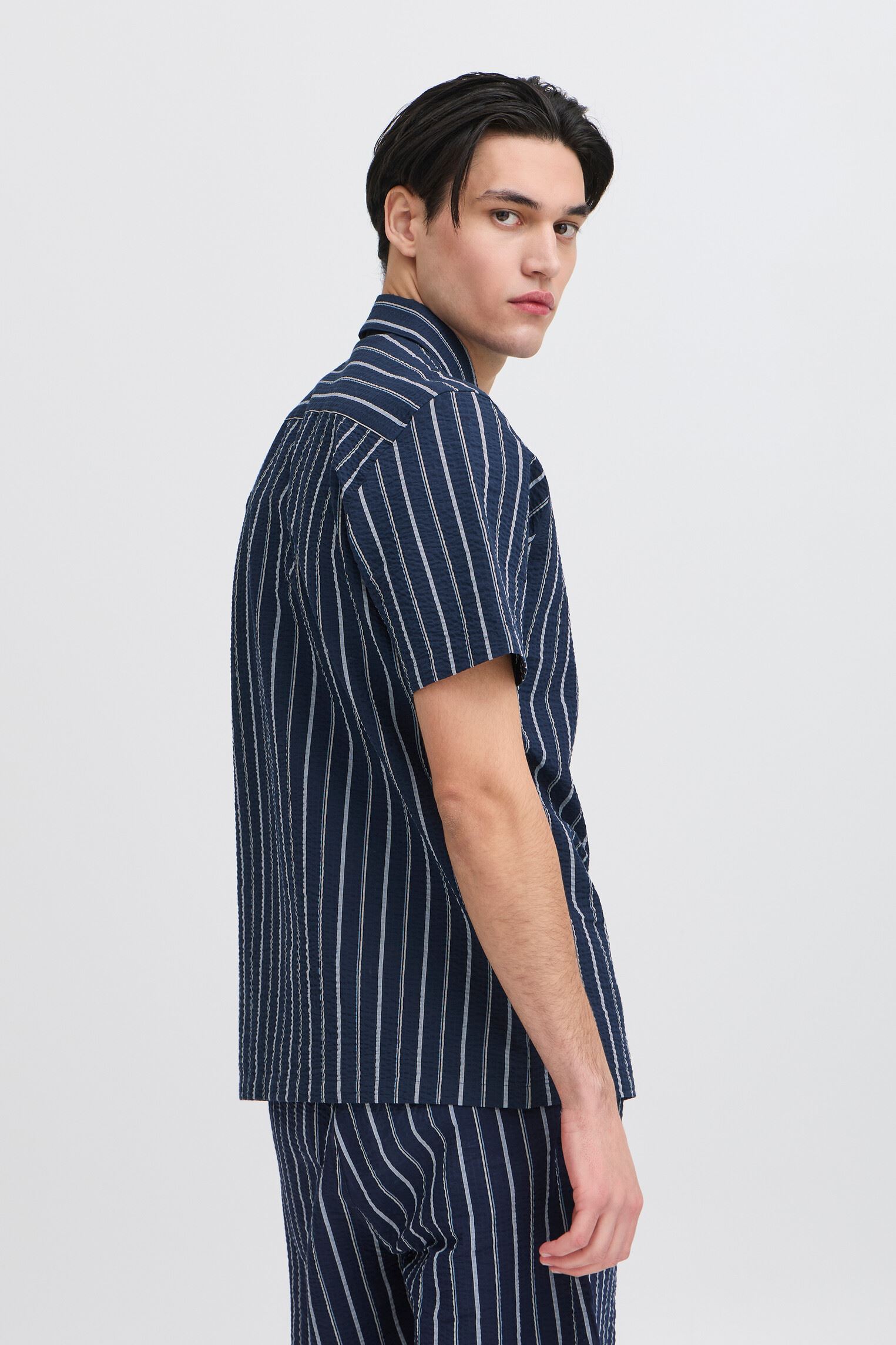 Hemden CFKAI 0204 SS striped seersucker shirt heren blauw Casual Friday Hemden CFKAI 0204 SS striped seersucker shirt heren blauw NAVY BLAZER