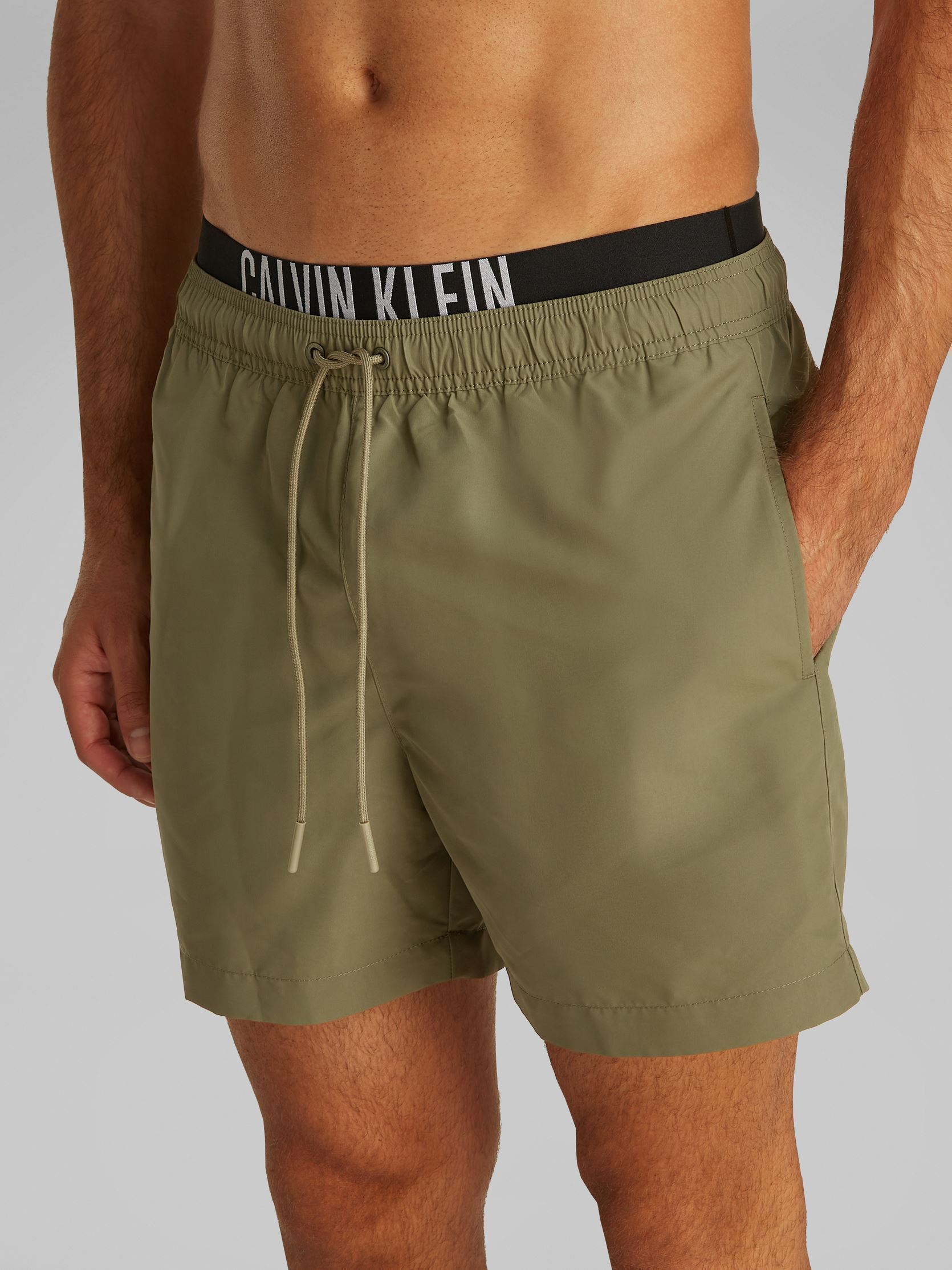 Shorts de bain Medium Double Wb KM0KM01093 homme vert Calvin Klein Shorts de bain Medium Double Wb KM0KM01093 homme vert BURNT OLIVE