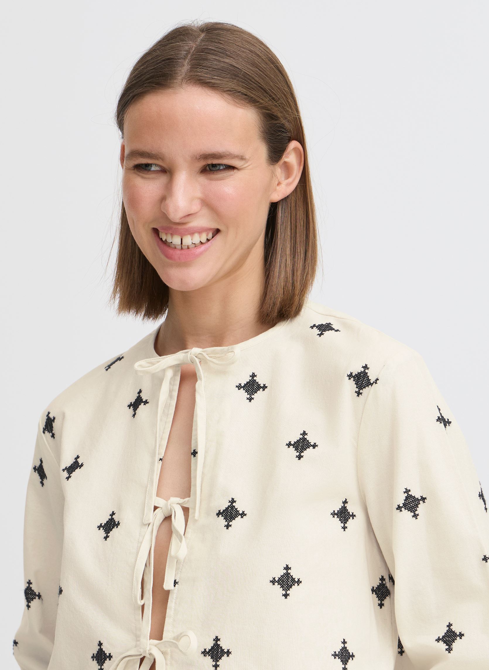 Jassen BYDUNIA JACKET - dames wit B-Young Jassen BYDUNIA JACKET - dames wit Birch Ethnic Mix