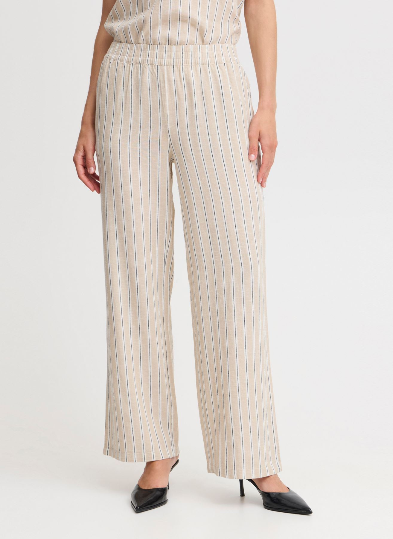 Pantalons larges BYFALAKKA LONG PANTS - femme blanc B-Young Pantalons larges BYFALAKKA LONG PANTS - femme blanc Humus Stripe Mix