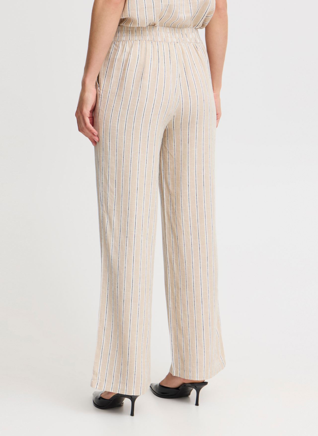 Pantalons larges BYFALAKKA LONG PANTS - femme blanc B-Young Pantalons larges BYFALAKKA LONG PANTS - femme blanc Humus Stripe Mix