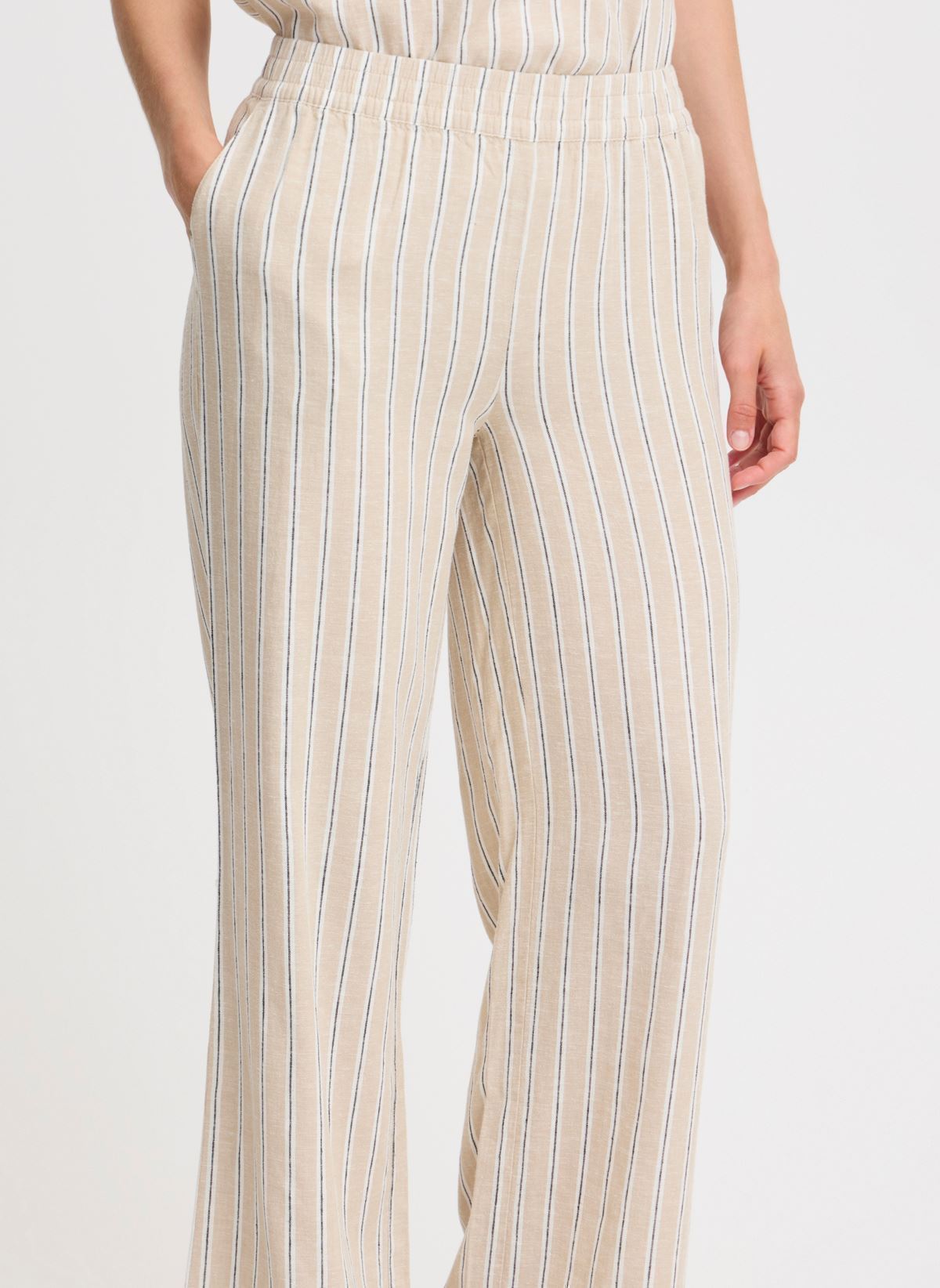 Pantalons larges BYFALAKKA LONG PANTS - femme blanc B-Young Pantalons larges BYFALAKKA LONG PANTS - femme blanc Humus Stripe Mix