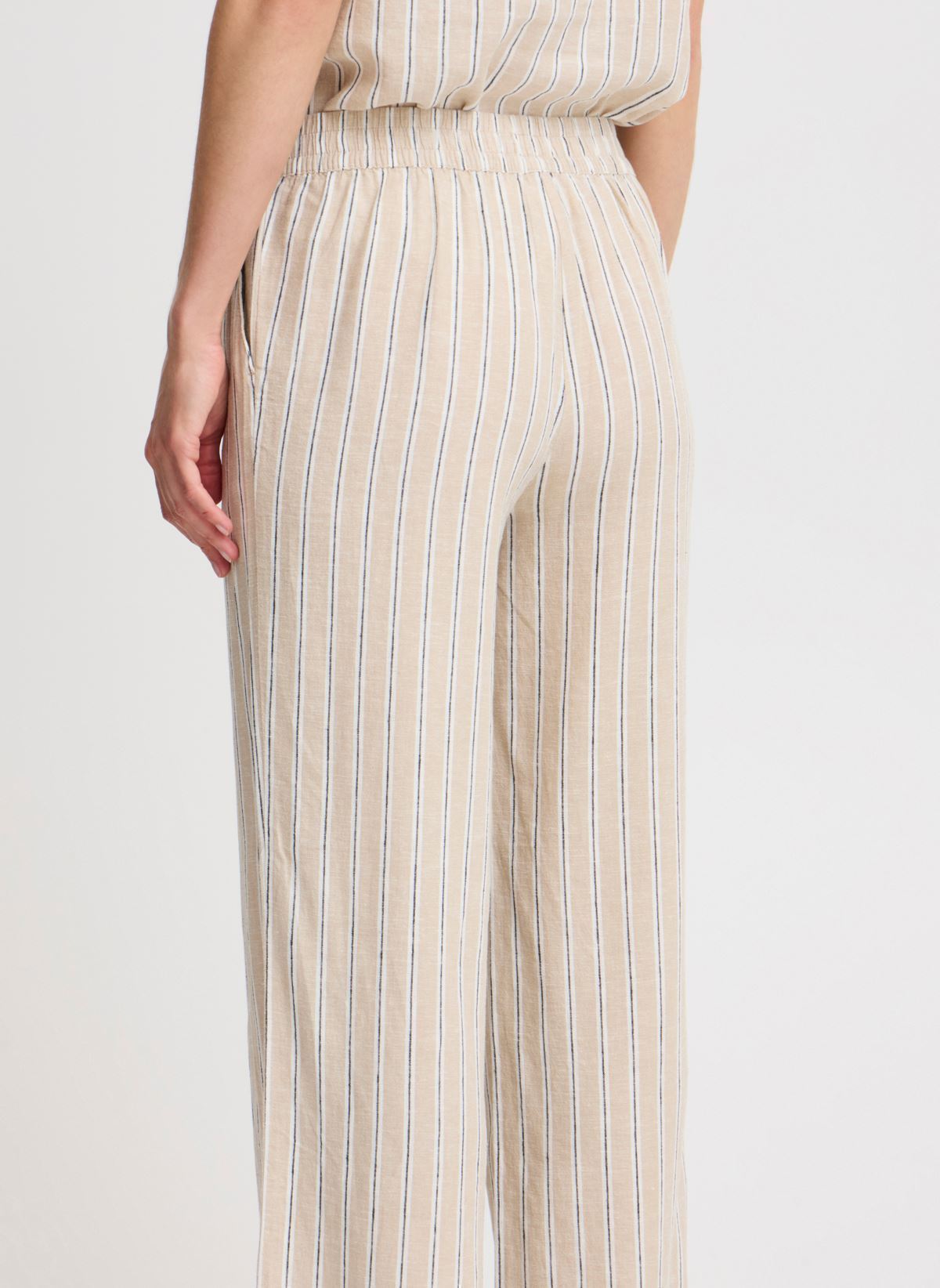 Pantalons larges BYFALAKKA LONG PANTS - femme blanc B-Young Pantalons larges BYFALAKKA LONG PANTS - femme blanc Humus Stripe Mix