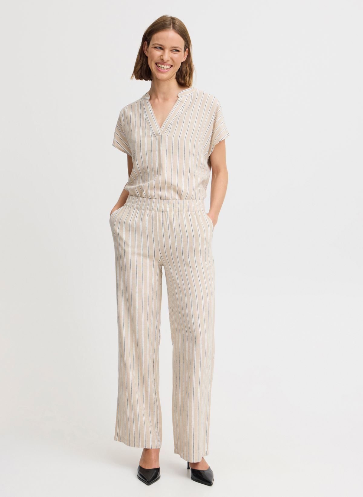 Pantalons larges BYFALAKKA LONG PANTS - femme blanc B-Young Pantalons larges BYFALAKKA LONG PANTS - femme blanc Humus Stripe Mix