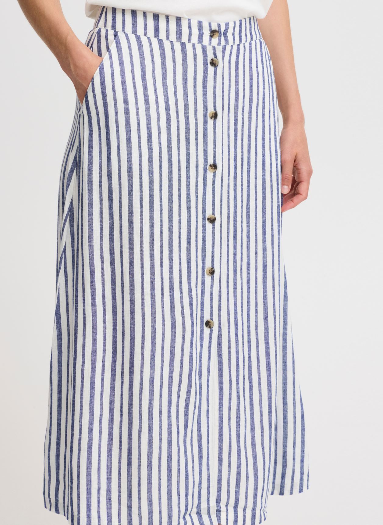 Jupes longues BYFALAKKA BUTTON SKIRT - femme blanc B-Young Jupes longues BYFALAKKA BUTTON SKIRT - femme blanc Marshmallow Stripe Mix