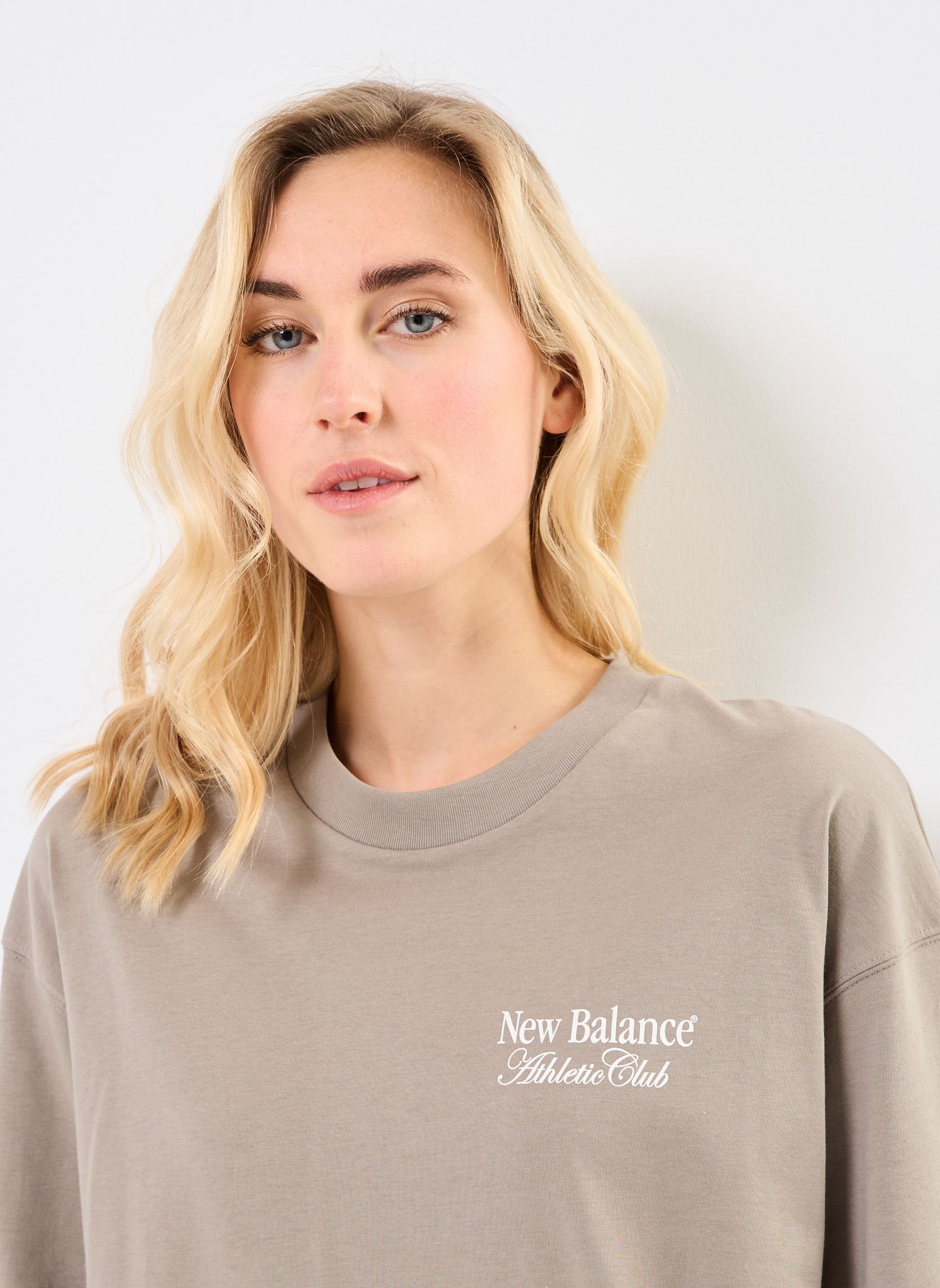 Tee-shirts manches courtes Linear Graphic Oversized T-Shirt femme beige New Balance Tee-shirts manches courtes Linear Graphic Oversized T-Shirt femme beige Dockside