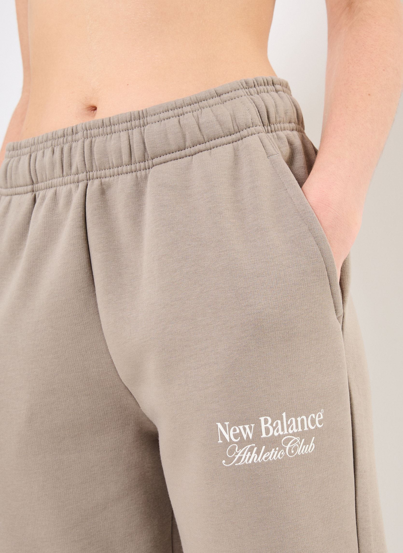 Pantaloni da jogging Linear Fleece Jogger donna beige New Balance Pantaloni da jogging Linear Fleece Jogger donna beige DOCKSIDE