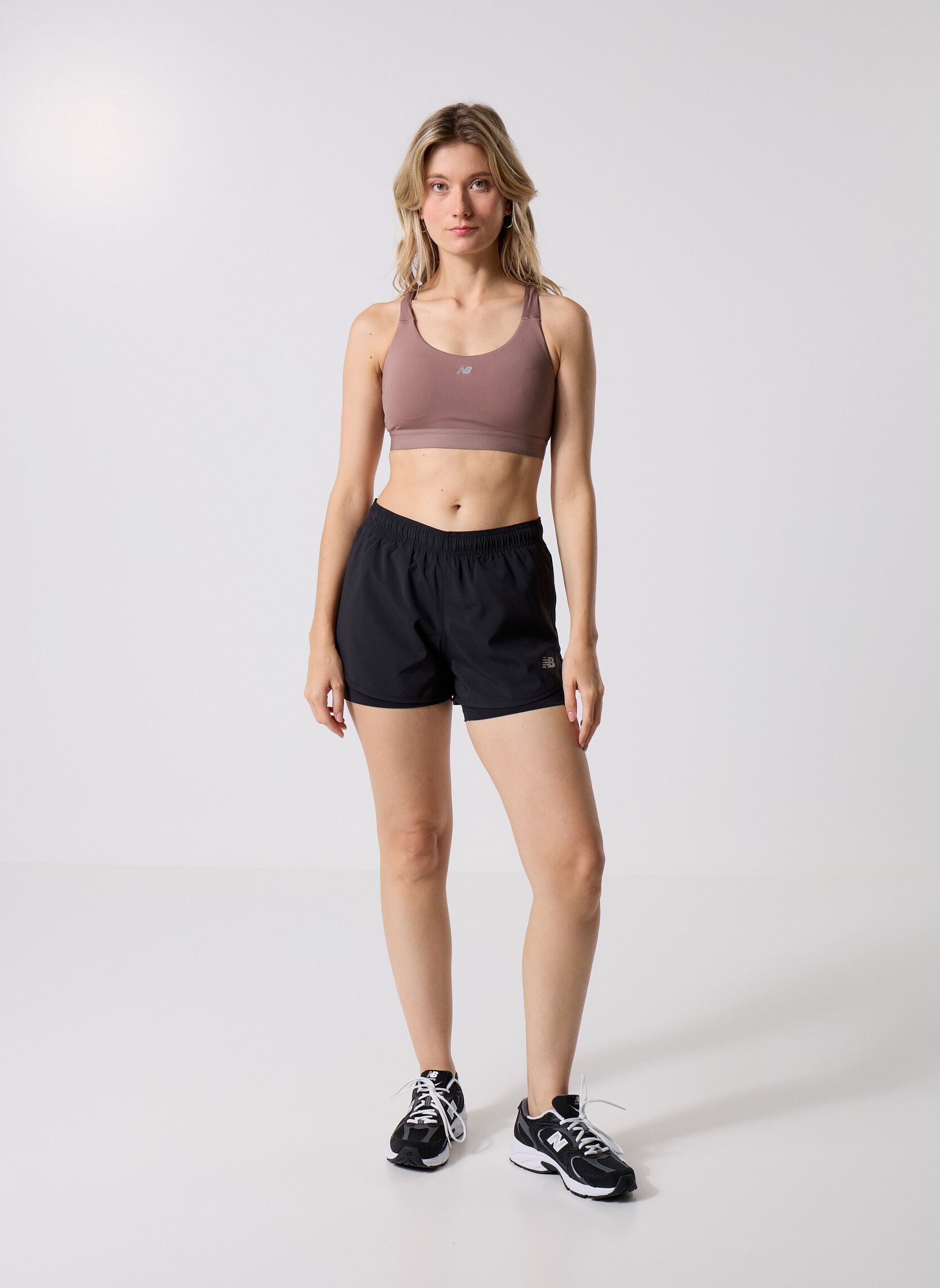 Sportbeha's NB Essential Train Bra dames bruin New Balance Sportbeha's NB Essential Train Bra dames bruin Earth Shadow