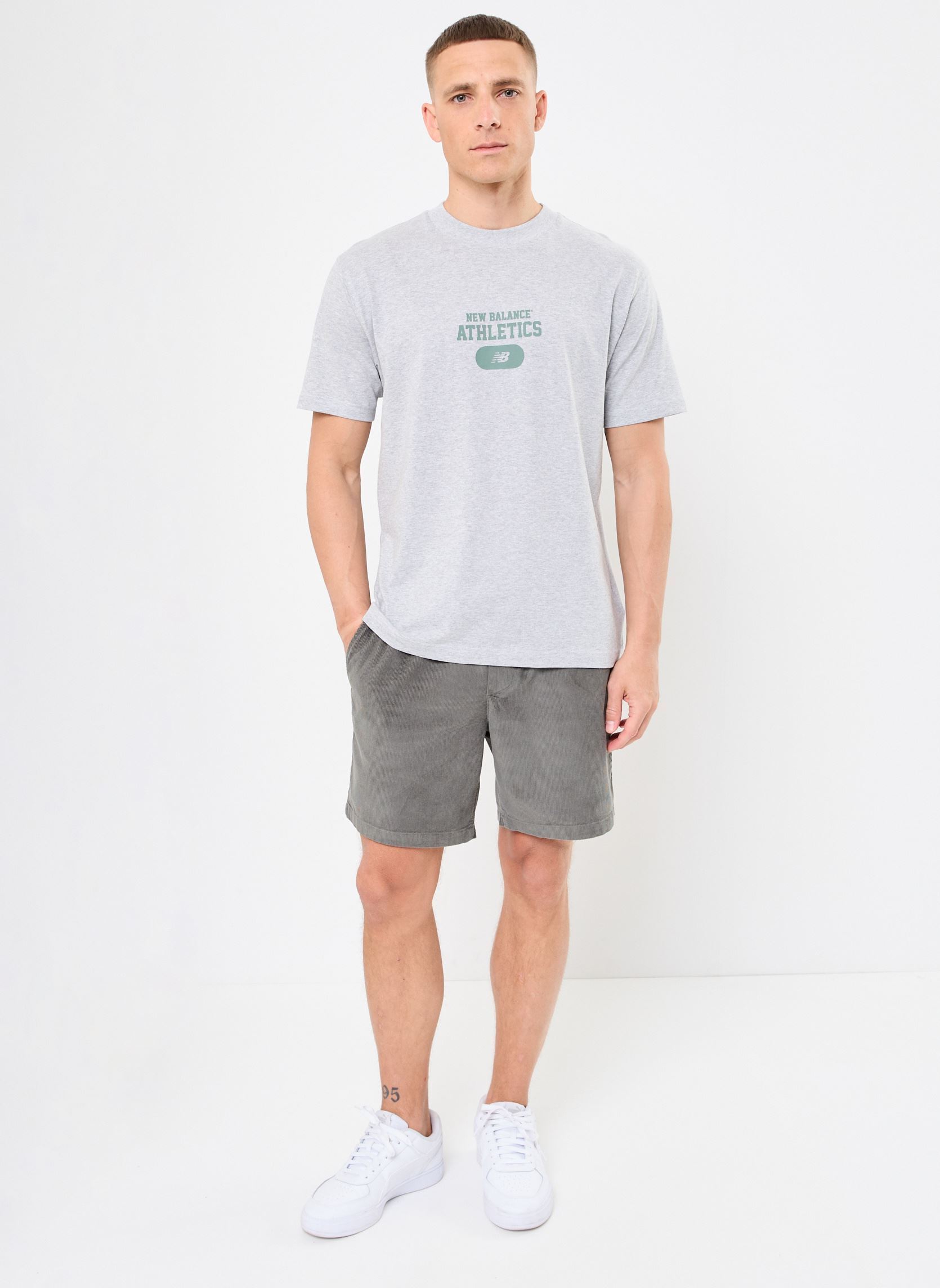 Tee-shirts manches courtes Heritage Graphic T-Shirt homme gris New Balance Tee-shirts manches courtes Heritage Graphic T-Shirt homme gris Athletic Grey