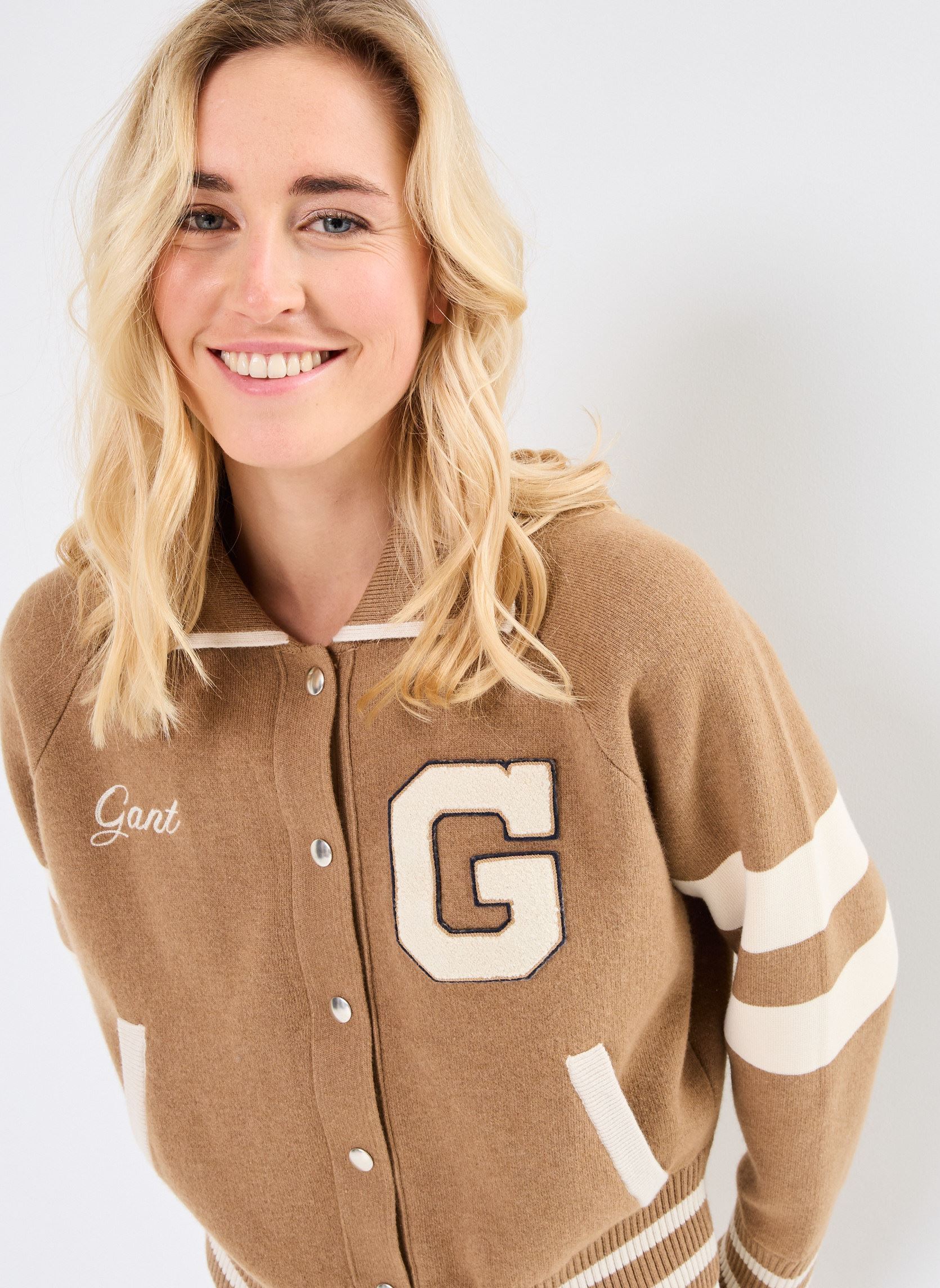 Vesten Gant Varsity Knitted Jacket dames beige GANT Vesten Gant Varsity Knitted Jacket dames beige KHAKI FONCE