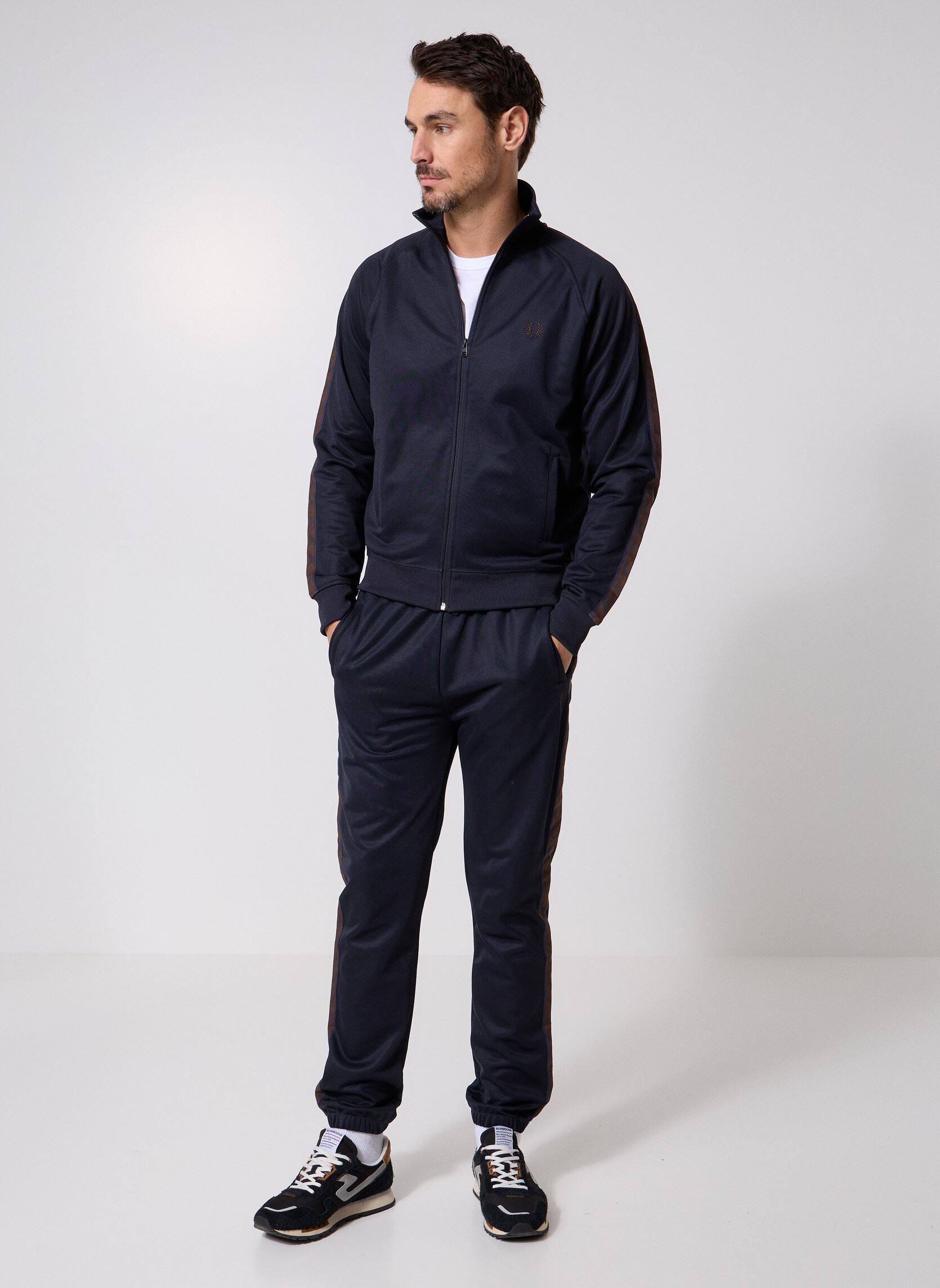 Vestes de survêtement CONTRAST TAPE TRACK JACKET homme bleu Fred Perry Vestes de survêtement CONTRAST TAPE TRACK JACKET homme bleu NAVY/BURNTOBACCO