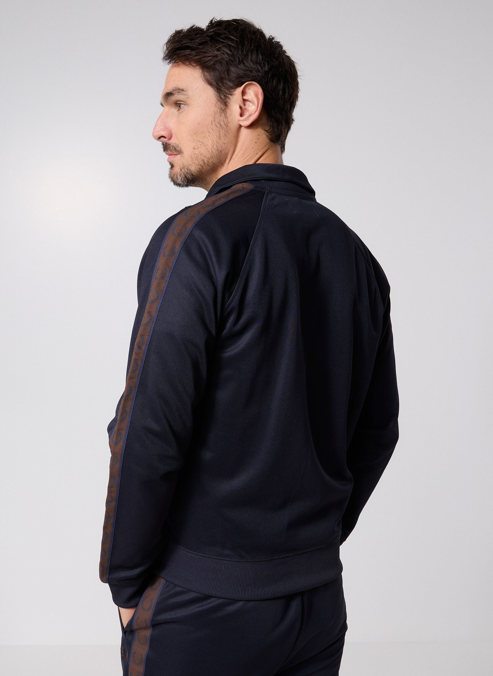 Vestes de survêtement CONTRAST TAPE TRACK JACKET homme bleu Fred Perry Vestes de survêtement CONTRAST TAPE TRACK JACKET homme bleu NAVY/BURNTOBACCO