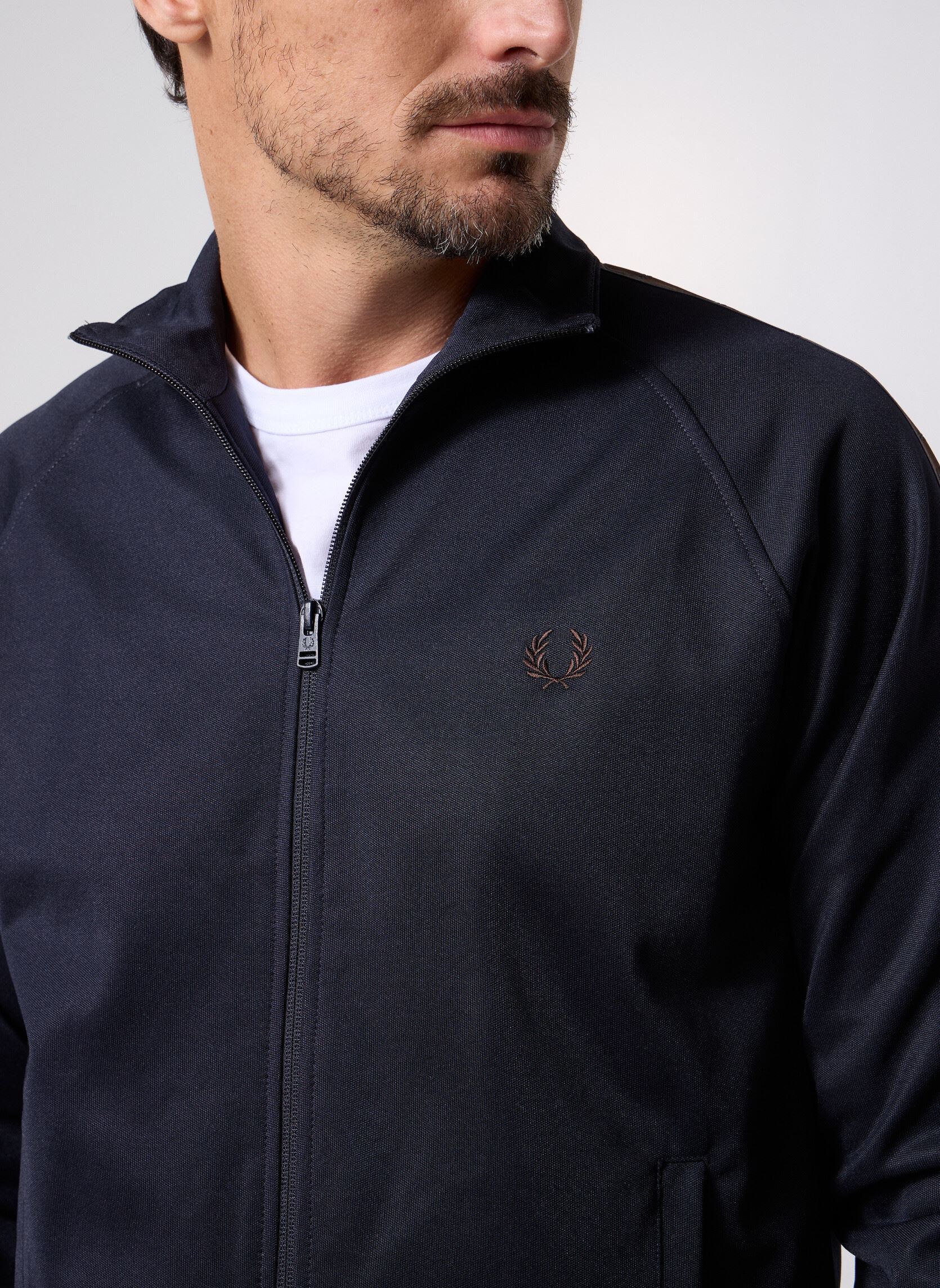Vestes de survêtement CONTRAST TAPE TRACK JACKET homme bleu Fred Perry Vestes de survêtement CONTRAST TAPE TRACK JACKET homme bleu NAVY/BURNTOBACCO
