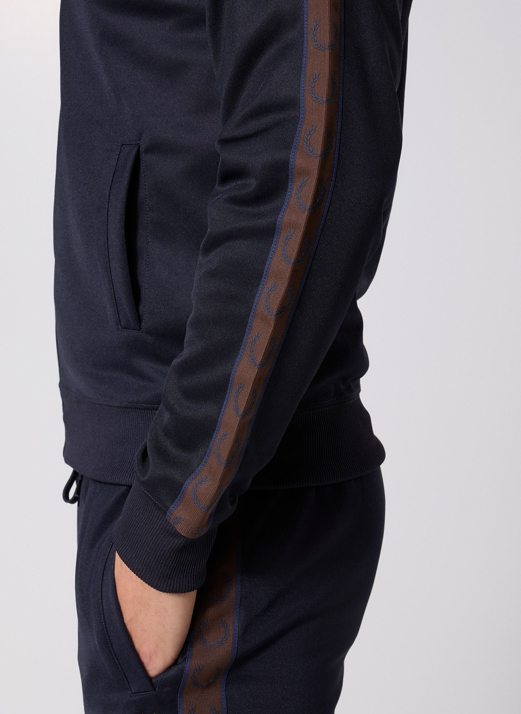 Vestes de survêtement CONTRAST TAPE TRACK JACKET homme bleu Fred Perry Vestes de survêtement CONTRAST TAPE TRACK JACKET homme bleu NAVY/BURNTOBACCO
