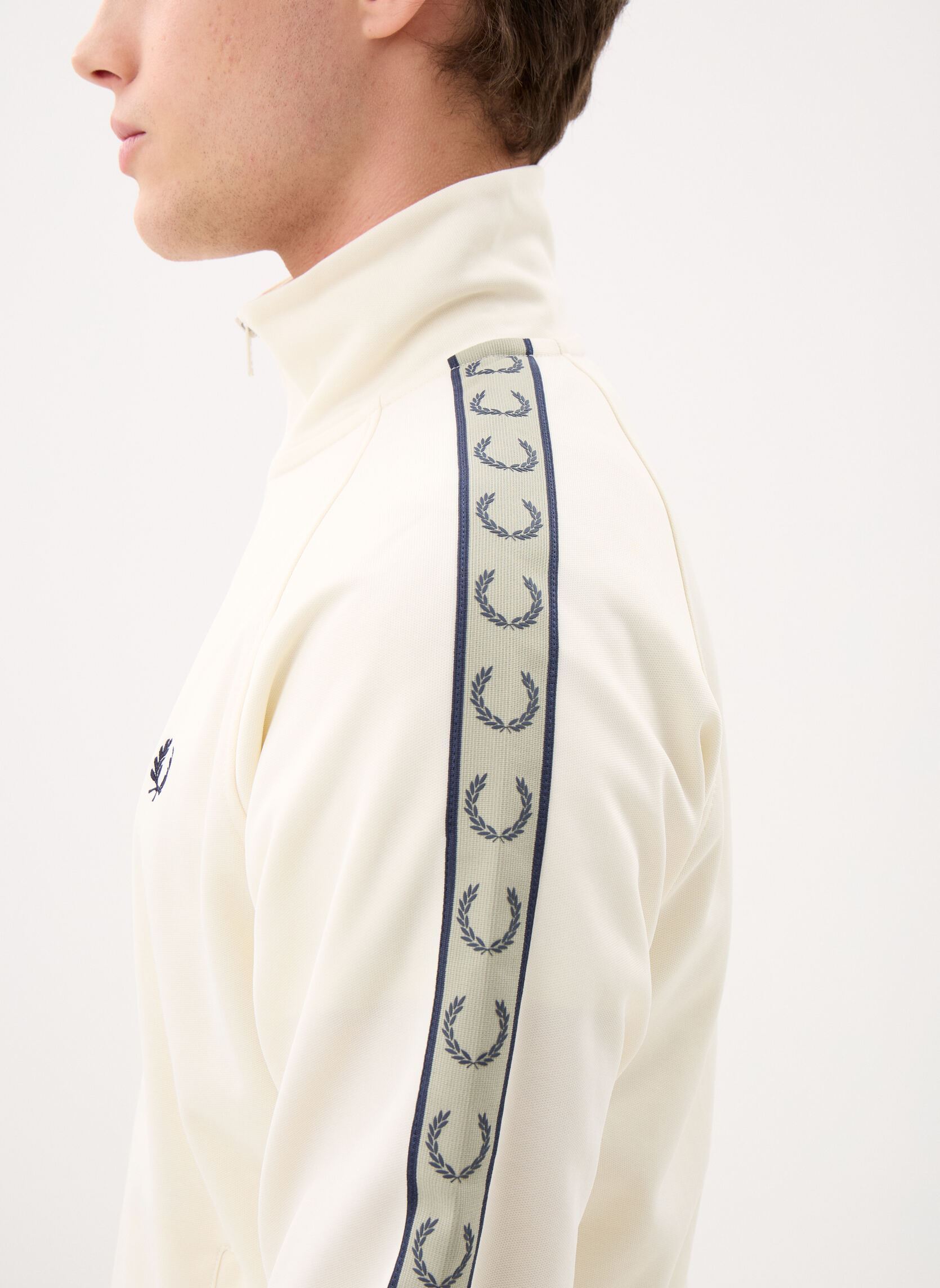 Trainingsjacken CONTRAST TAPE TRACK JACKET herren weiß Fred Perry Trainingsjacken CONTRAST TAPE TRACK JACKET herren weiß ECR/NVY/SEAGRSS