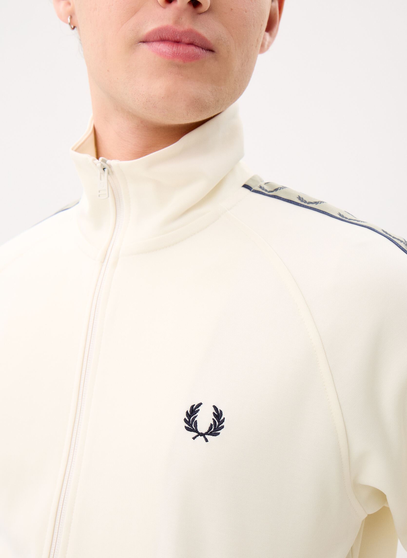 Trainingsjacken CONTRAST TAPE TRACK JACKET herren weiß Fred Perry Trainingsjacken CONTRAST TAPE TRACK JACKET herren weiß ECR/NVY/SEAGRSS