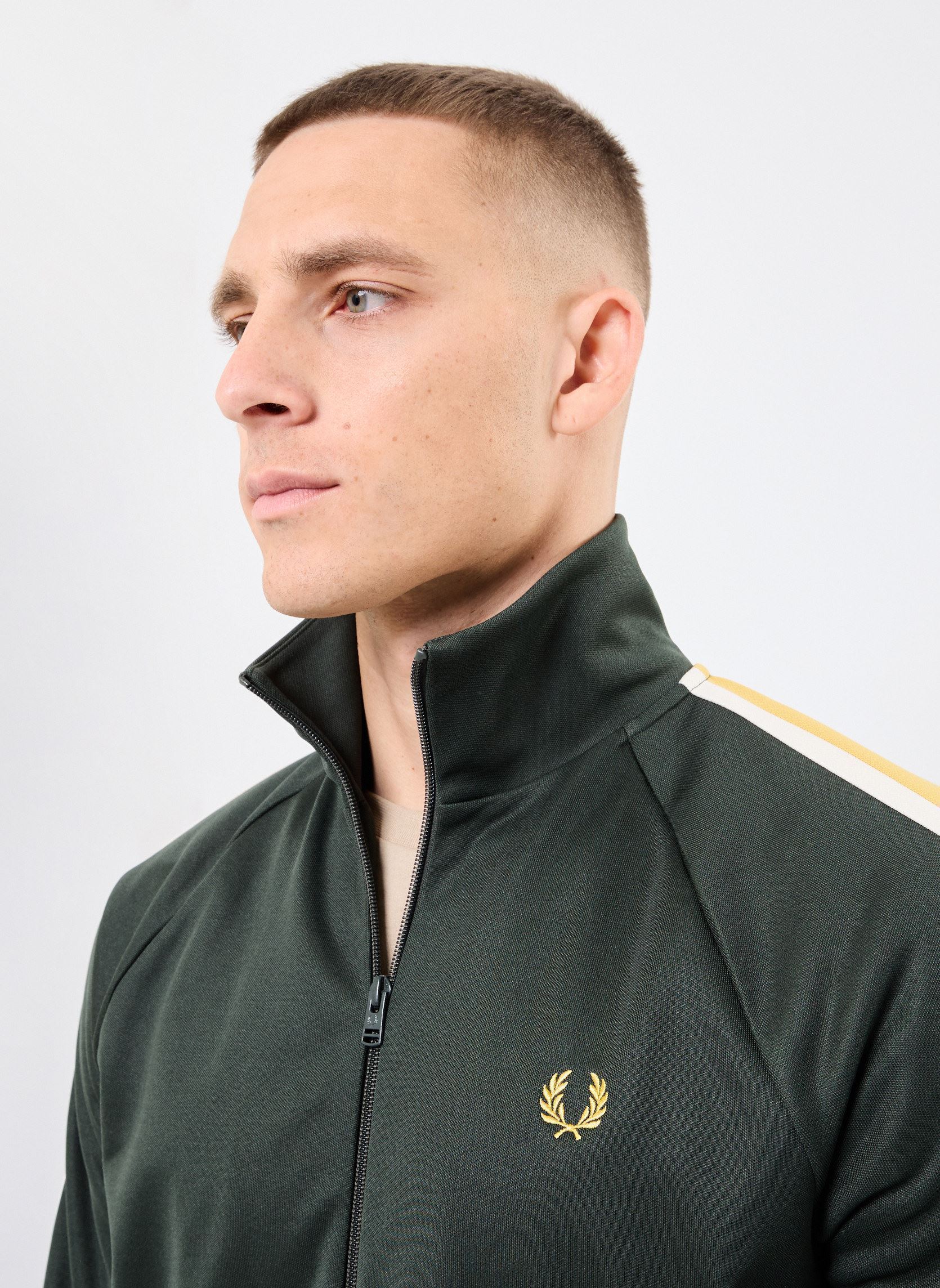 Trainingsjacken TWO COLOUR TAPE TRACK JACKET herren grün Fred Perry Trainingsjacken TWO COLOUR TAPE TRACK JACKET herren grün court green