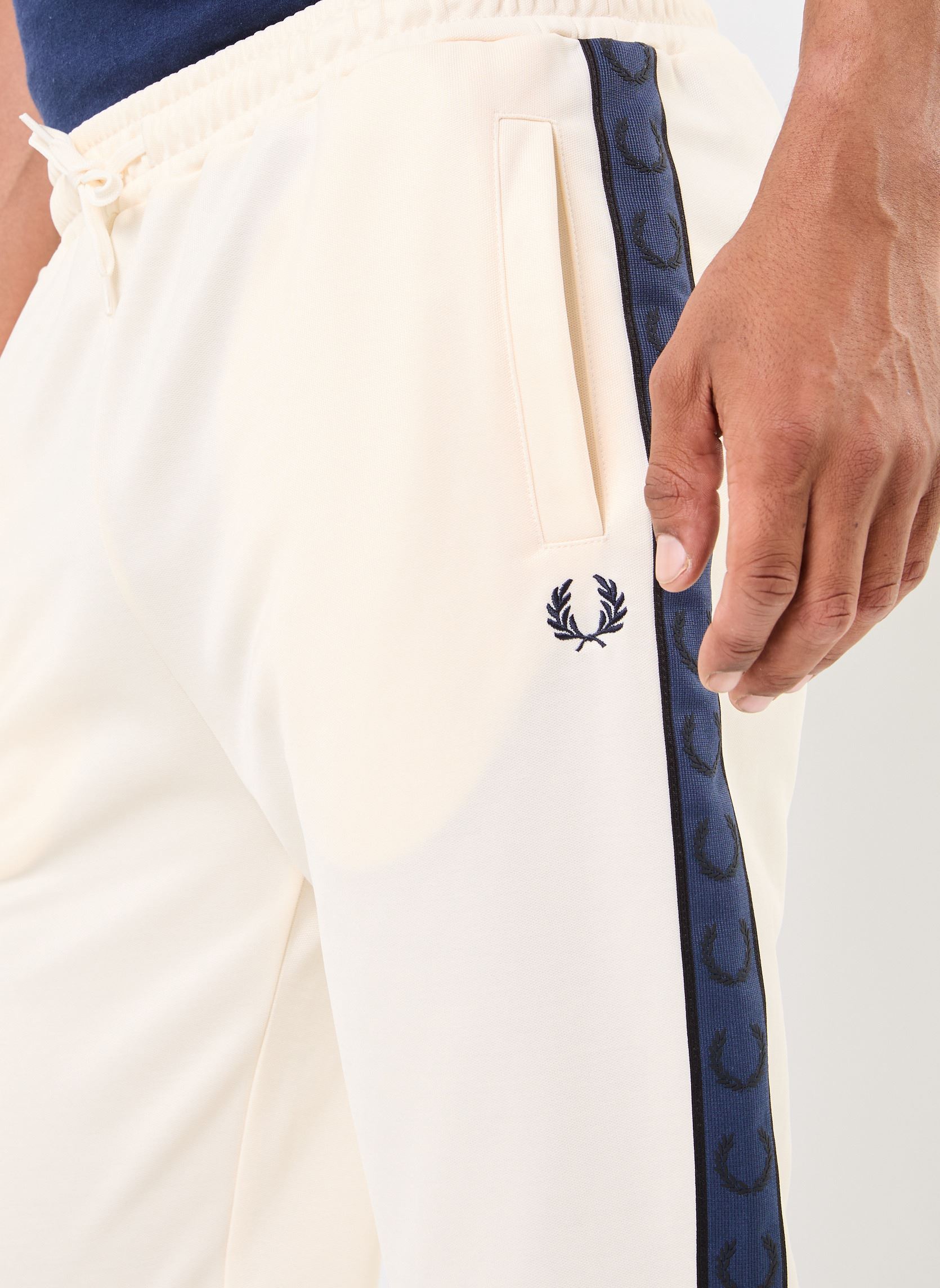 Joggings CONTRAST TAPE TRACK PANT homme blanc Fred Perry Joggings CONTRAST TAPE TRACK PANT homme blanc ECRU/TENNIS BLUE