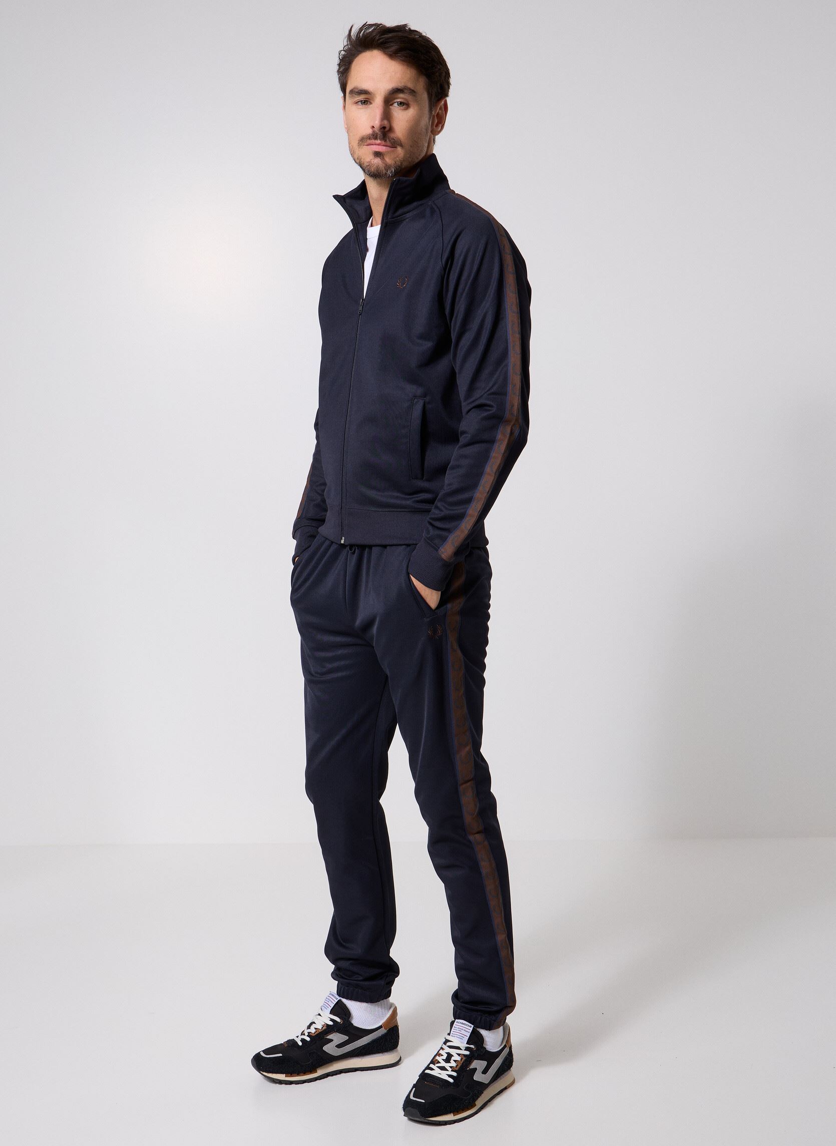 Joggingbroeken CONTRAST TAPE TRACK PANT heren blauw Fred Perry Joggingbroeken CONTRAST TAPE TRACK PANT heren blauw NAVY/BURNTOBACCO
