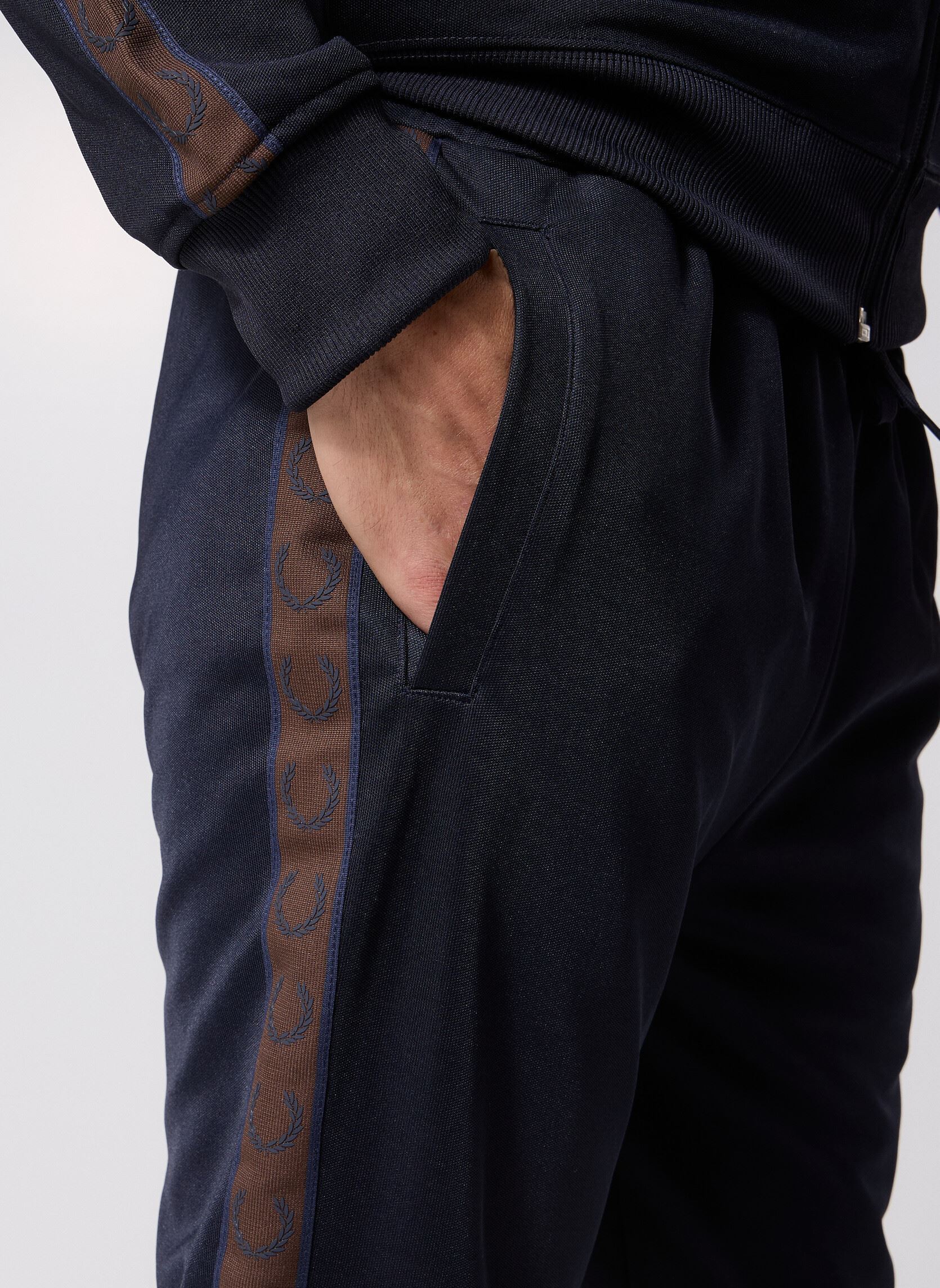 Joggingbroeken CONTRAST TAPE TRACK PANT heren blauw Fred Perry Joggingbroeken CONTRAST TAPE TRACK PANT heren blauw NAVY/BURNTOBACCO