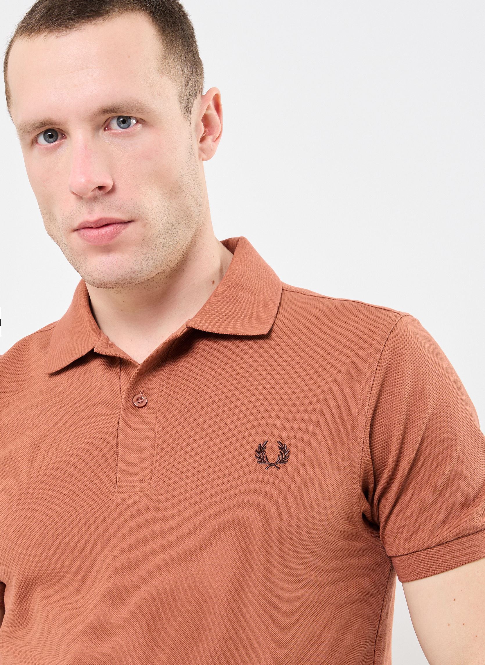 T-shirt Fred Perry M6334 Col Rond Logo Brodé – Marron Foncé, Taille M
