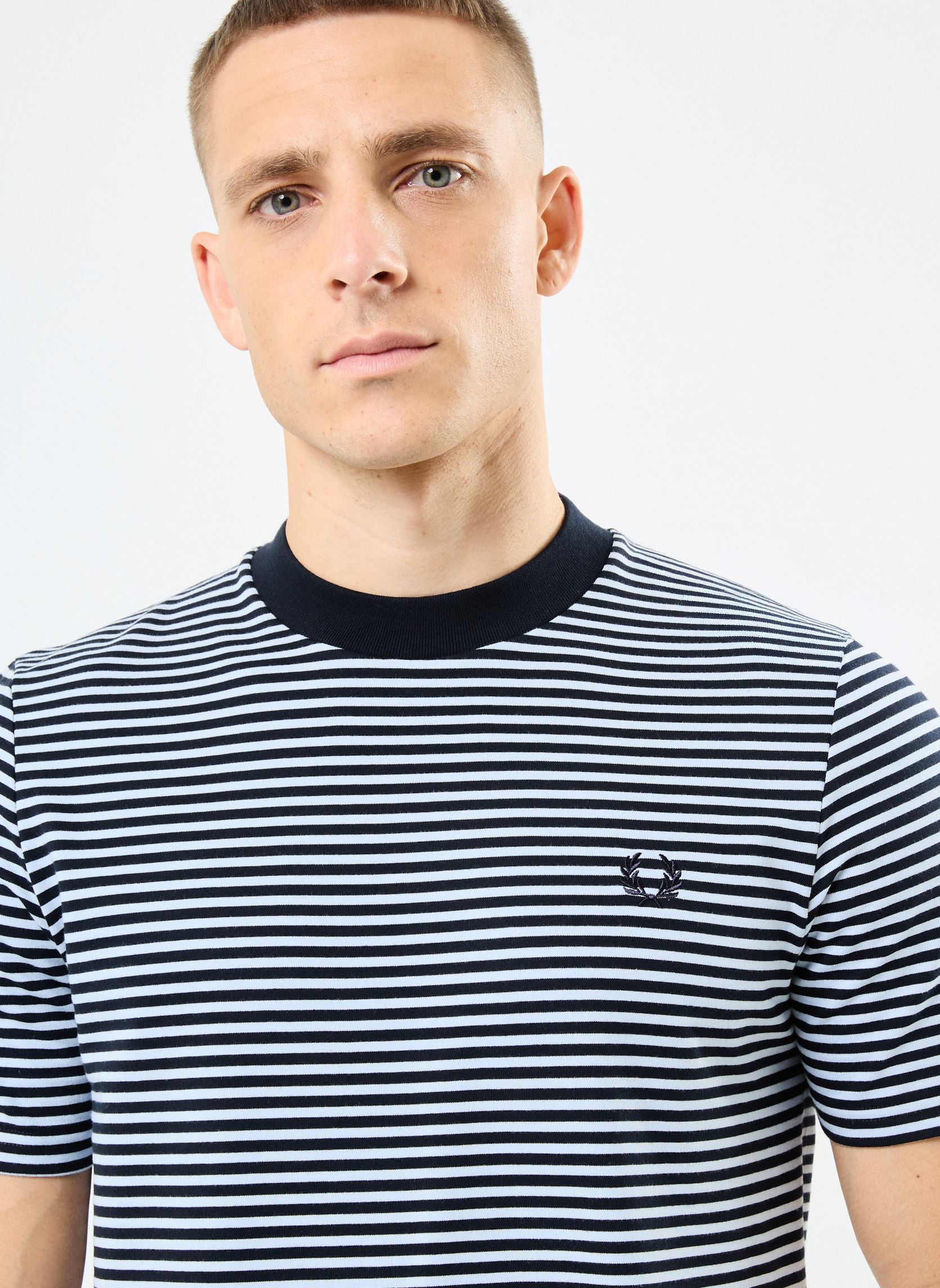 Tee-shirts manches courtes FINE STRIPE T-SHIRT homme bleu Fred Perry Tee-shirts manches courtes FINE STRIPE T-SHIRT homme bleu Navy