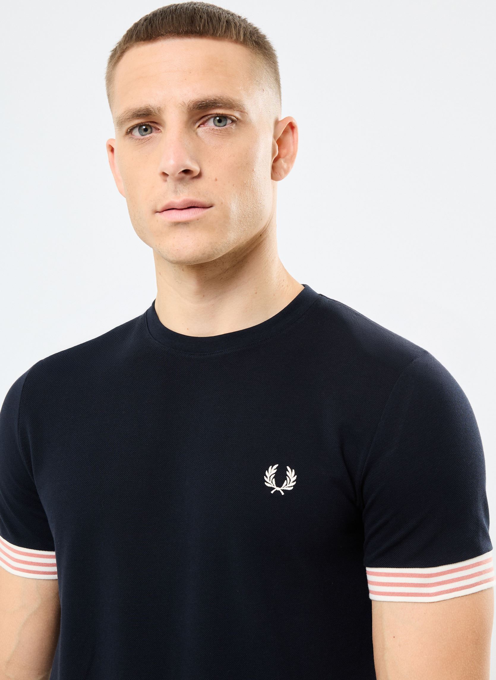 Tee-shirts manches courtes STRIPED CUFF T-SHIRT homme bleu Fred Perry Tee-shirts manches courtes STRIPED CUFF T-SHIRT homme bleu NAVY
