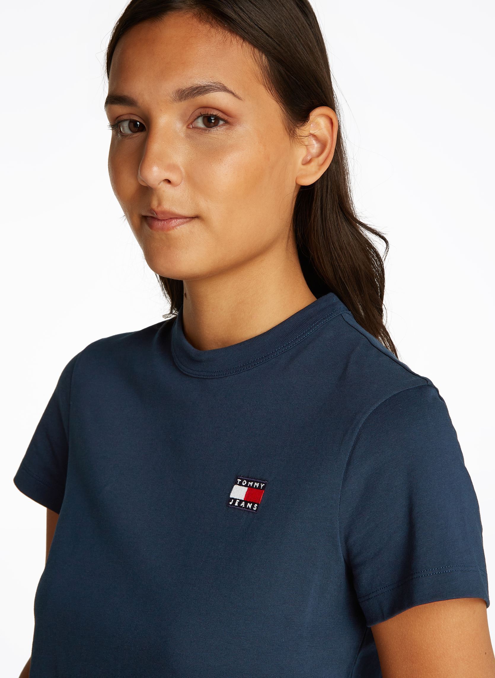 Tee-shirts manches courtes Tjw Reg Badge Tee DW0DW20153 femme bleu Tommy Jeans Tee-shirts manches courtes Tjw Reg Badge Tee DW0DW20153 femme bleu DARK NIGHT NAVY