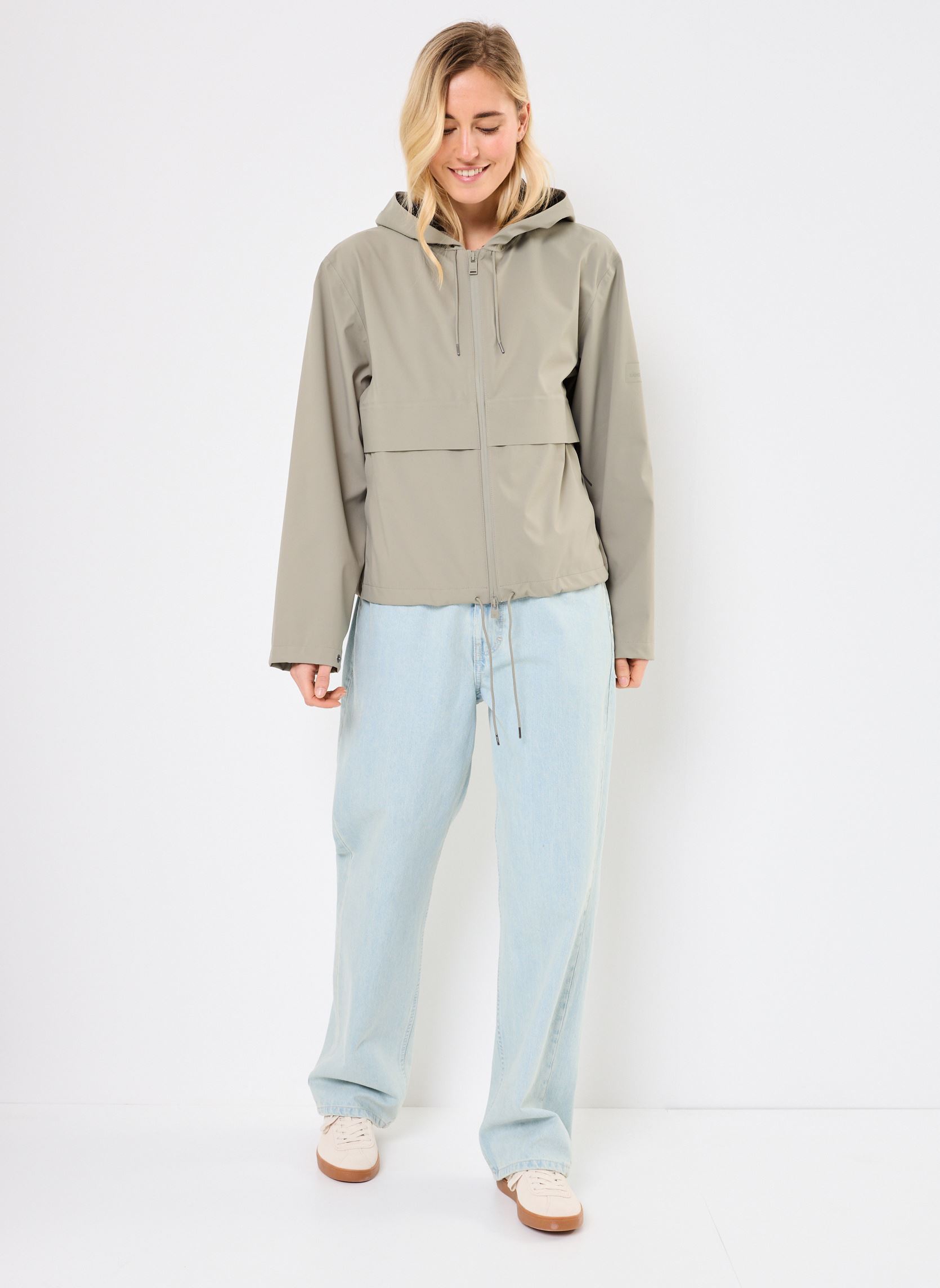 Regenjassen Suva Hardshell Short String W Jacket dames beige Rains Regenjassen Suva Hardshell Short String W Jacket dames beige DRIFT