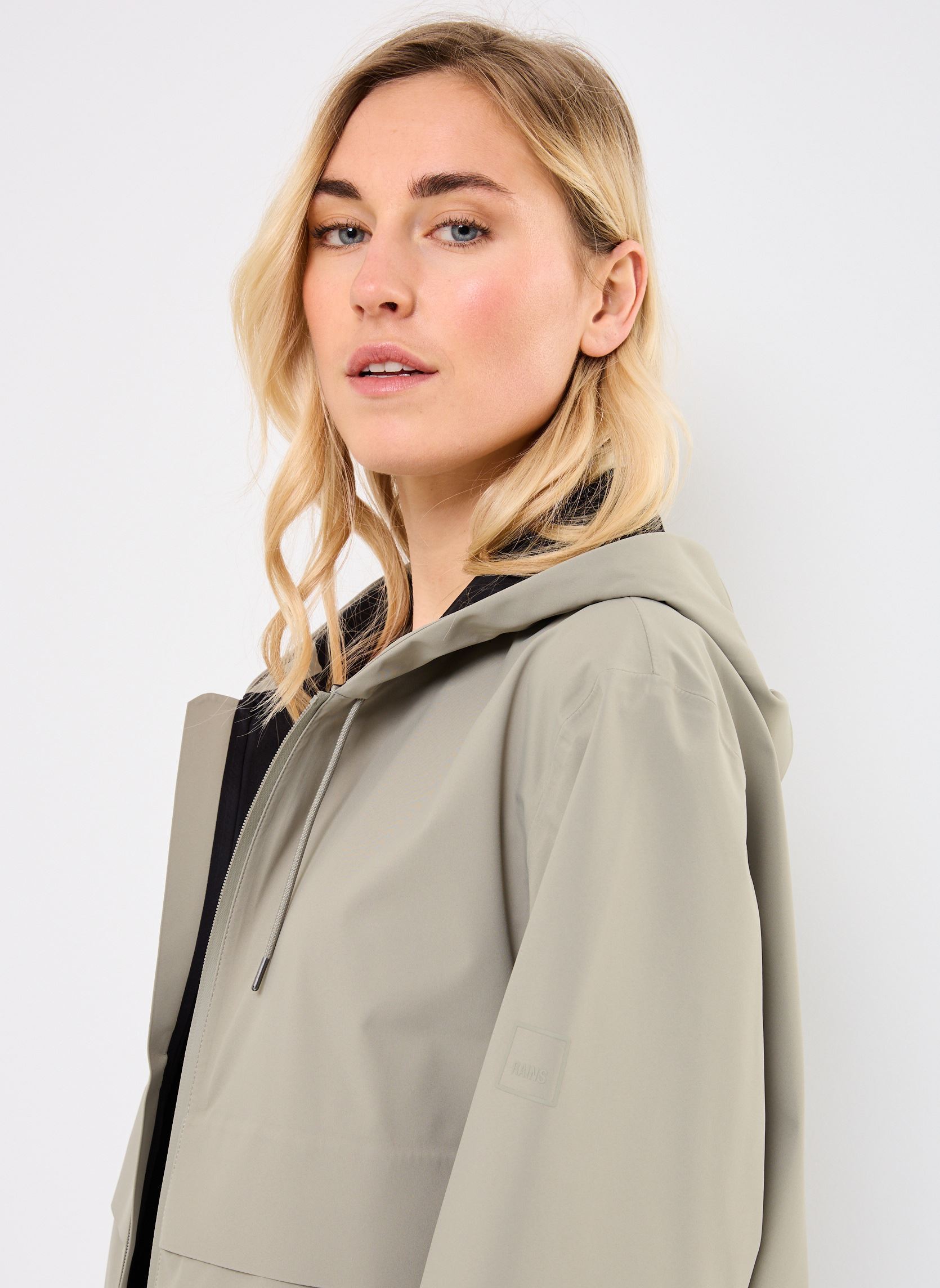 Regenjassen Suva Hardshell Short String W Jacket dames beige Rains Regenjassen Suva Hardshell Short String W Jacket dames beige DRIFT