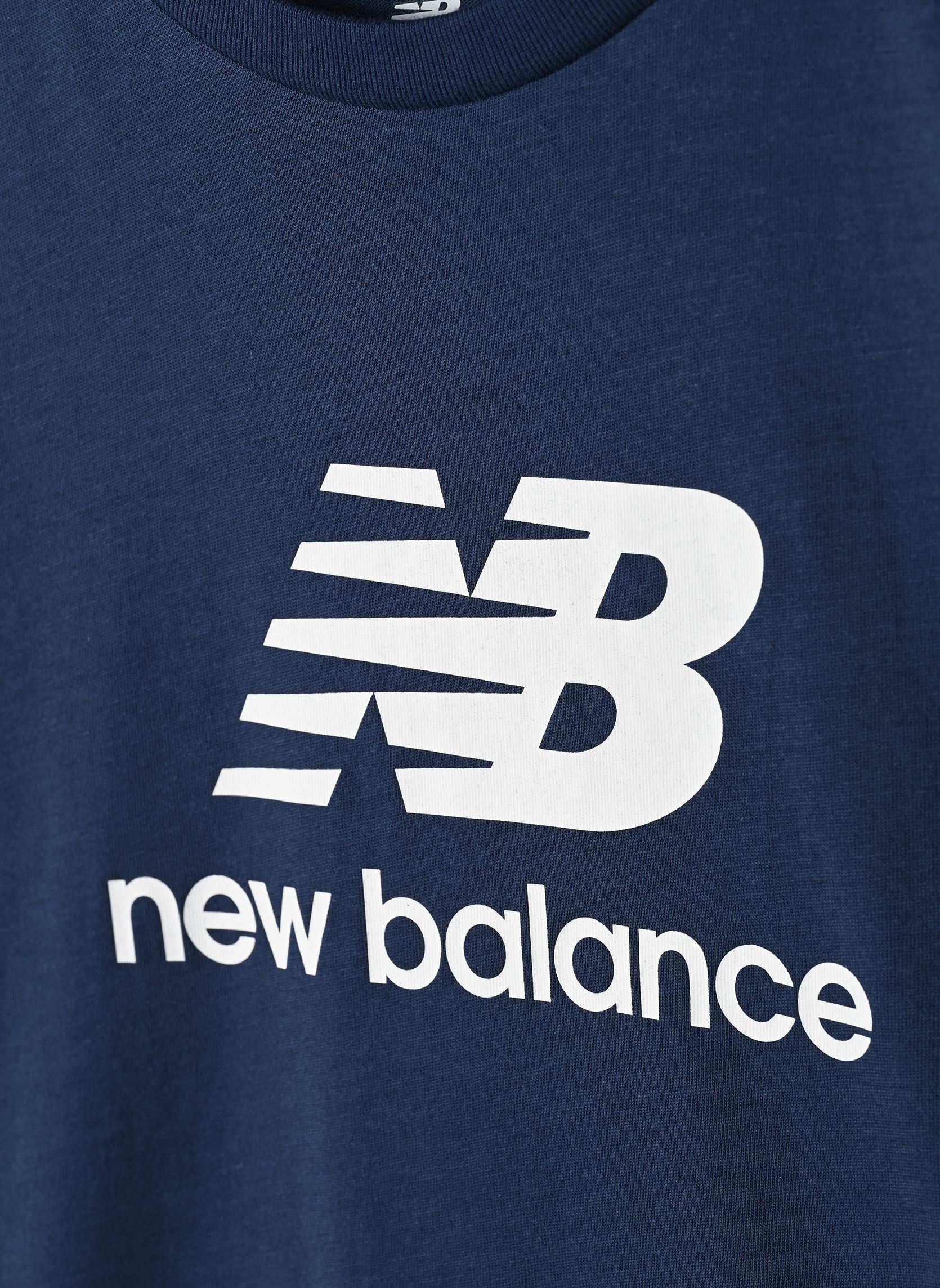 Tee-shirts manches courtes New Balance Jersey Stacked Logo Tee garçon bleu New Balance Kids Tee-shirts manches courtes New Balance Jersey Stacked Logo Tee garçon bleu NB NAVY