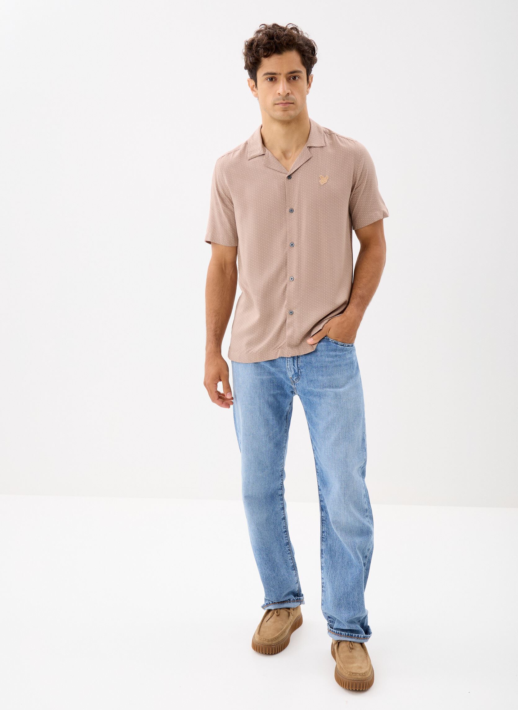 Camisas Geo Motif Printed Revere Shirt hombre marrón Lyle & Scott Camisas Geo Motif Printed Revere Shirt hombre marrón STEALTH BROWN