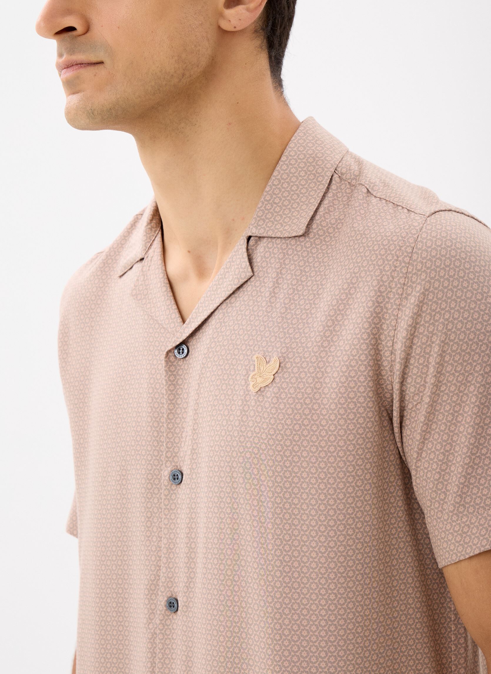 Camisas Geo Motif Printed Revere Shirt hombre marrón Lyle & Scott Camisas Geo Motif Printed Revere Shirt hombre marrón STEALTH BROWN