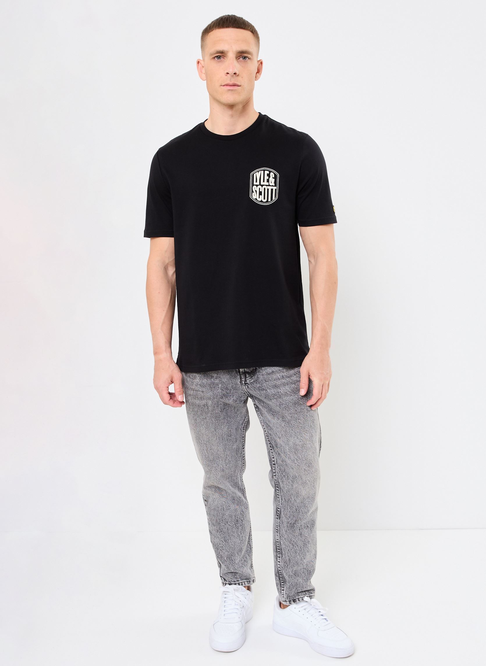 Tee-shirts manches courtes Embroidered Badge Graphic T-Shirt homme noir Lyle & Scott Tee-shirts manches courtes Embroidered Badge Graphic T-Shirt homme noir JET BLACK