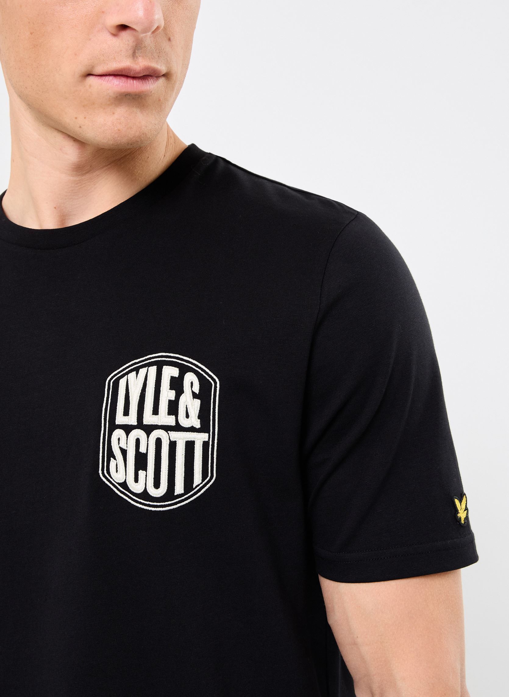 Tee-shirts manches courtes Embroidered Badge Graphic T-Shirt homme noir Lyle & Scott Tee-shirts manches courtes Embroidered Badge Graphic T-Shirt homme noir JET BLACK