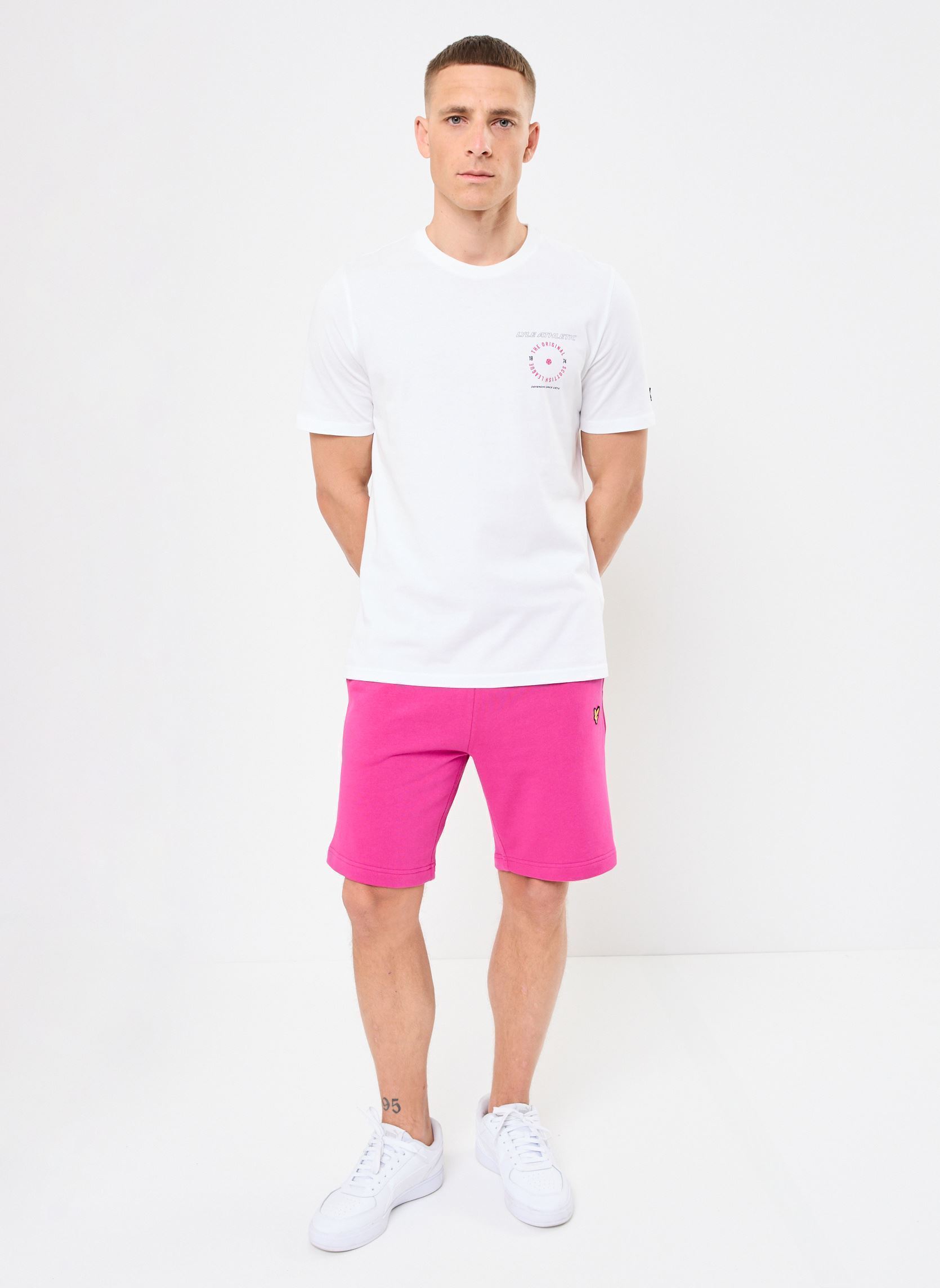 Tee-shirts manches courtes Lyle Athletic Graphic T-Shirt homme blanc Lyle & Scott Tee-shirts manches courtes Lyle Athletic Graphic T-Shirt homme blanc WHITE/ FUCHSIA