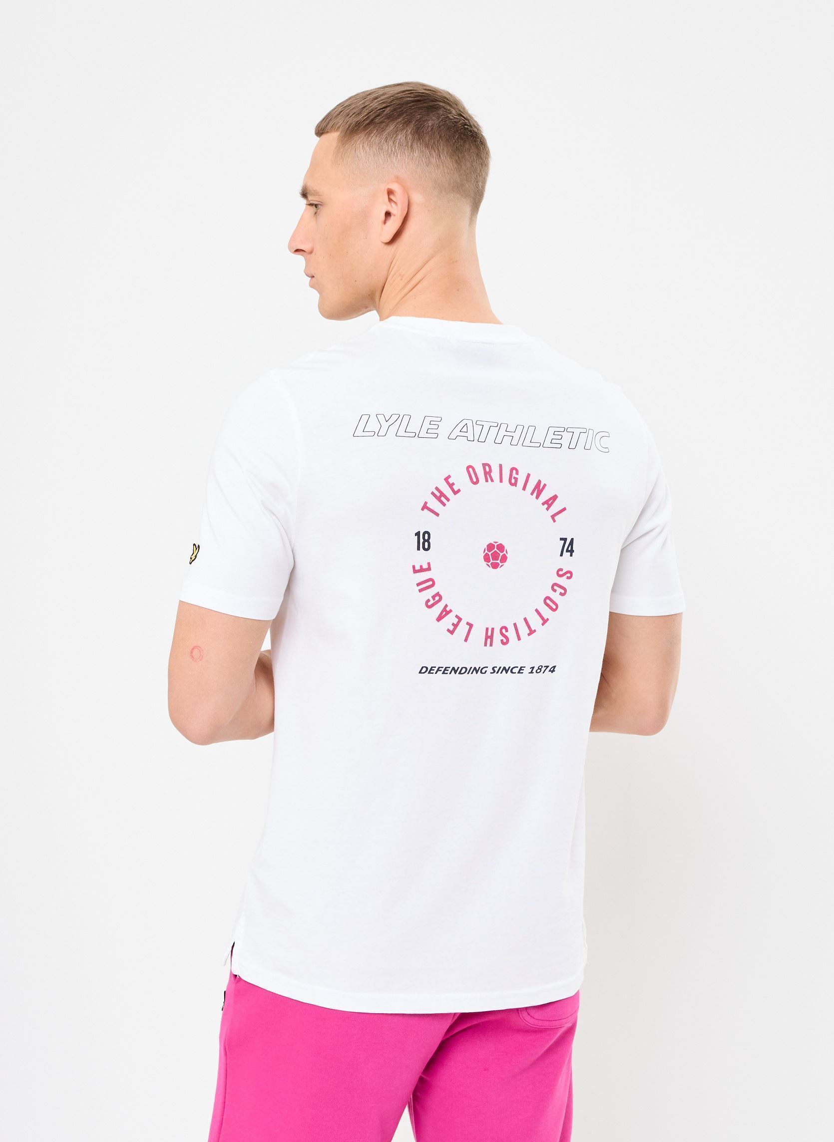 Tee-shirts manches courtes Lyle Athletic Graphic T-Shirt homme blanc Lyle & Scott Tee-shirts manches courtes Lyle Athletic Graphic T-Shirt homme blanc WHITE/ FUCHSIA