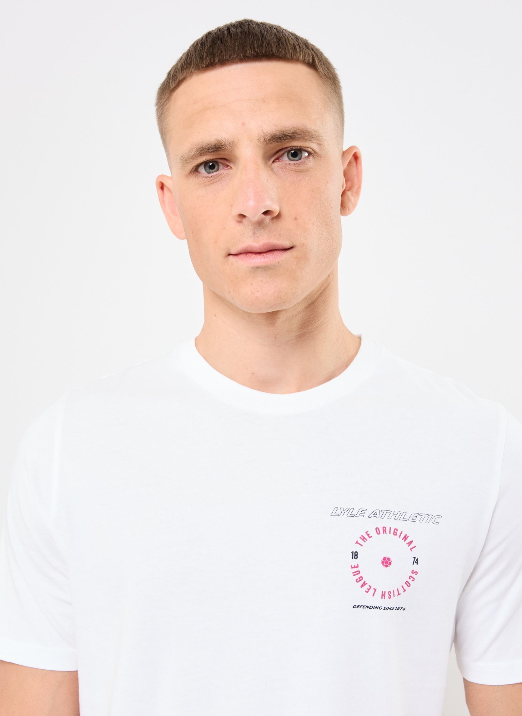 Tee-shirts manches courtes Lyle Athletic Graphic T-Shirt homme blanc Lyle & Scott Tee-shirts manches courtes Lyle Athletic Graphic T-Shirt homme blanc WHITE/ FUCHSIA