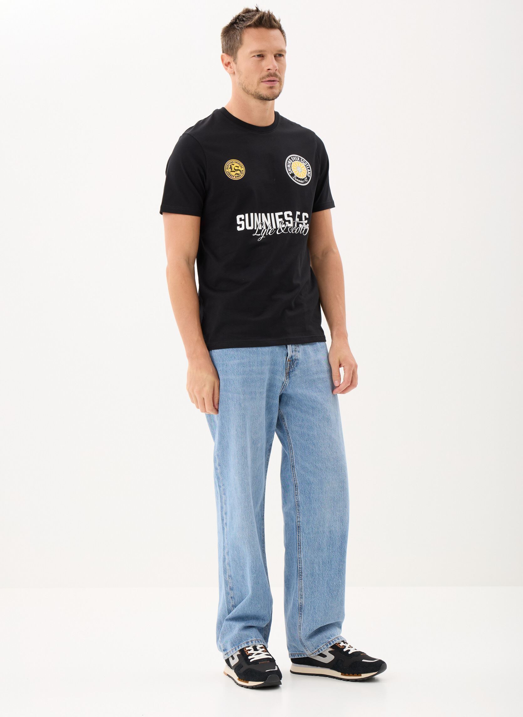 Tee-shirts manches courtes Sunnies Fc Graphic T-Shirt homme noir Lyle & Scott Tee-shirts manches courtes Sunnies Fc Graphic T-Shirt homme noir JET BLACK