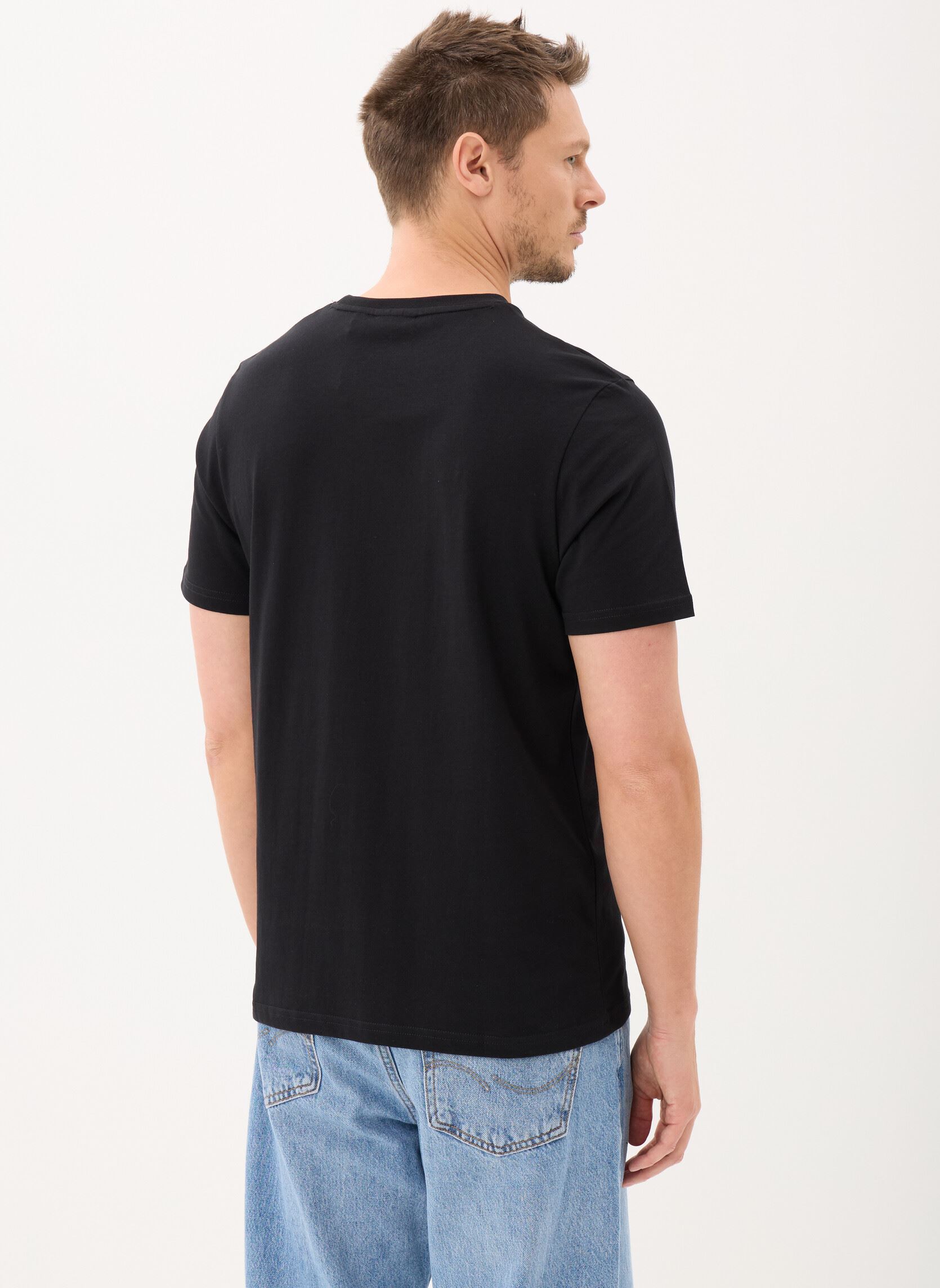Tee-shirts manches courtes Sunnies Fc Graphic T-Shirt homme noir Lyle & Scott Tee-shirts manches courtes Sunnies Fc Graphic T-Shirt homme noir JET BLACK