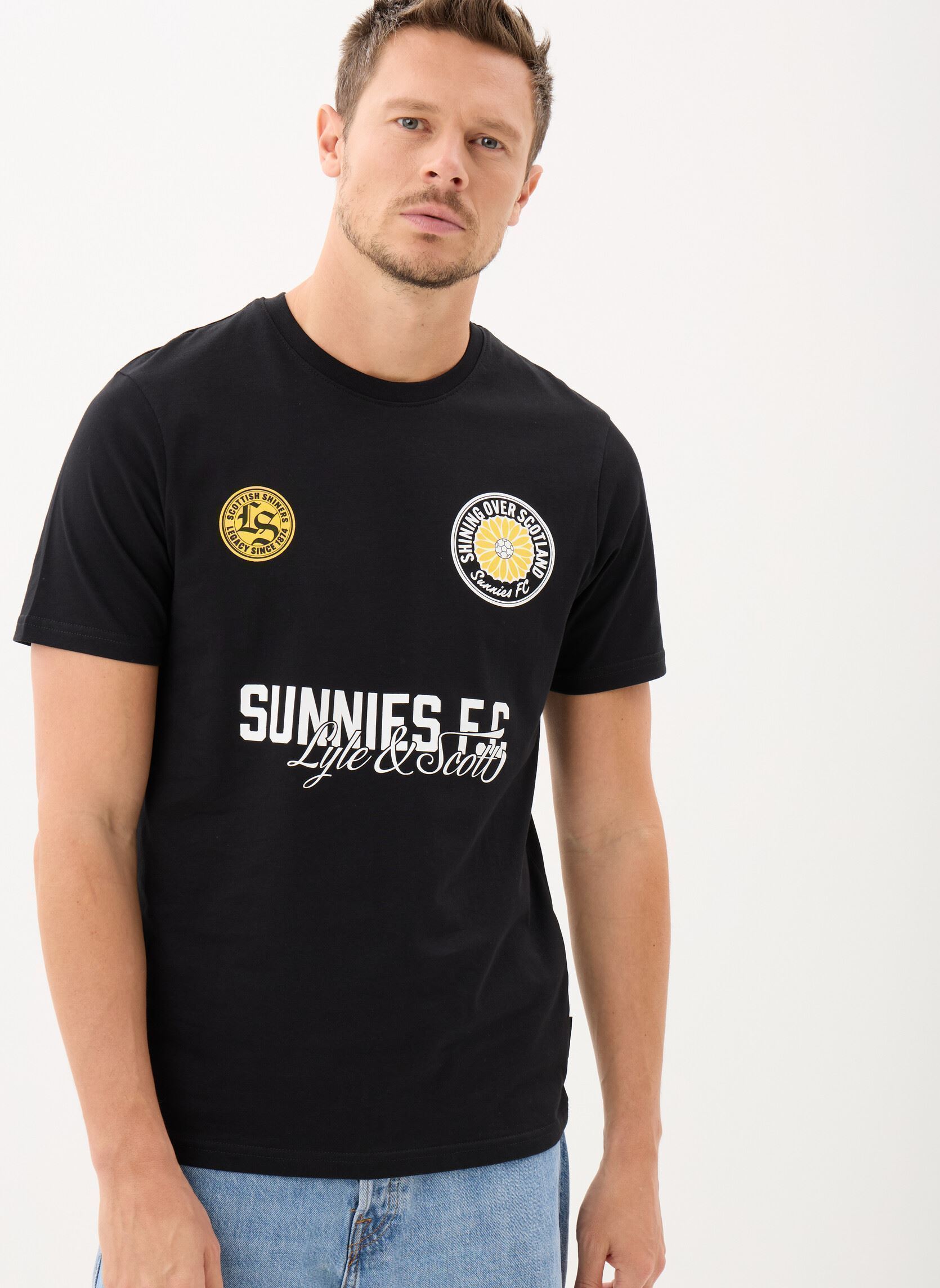 Tee-shirts manches courtes Sunnies Fc Graphic T-Shirt homme noir Lyle & Scott Tee-shirts manches courtes Sunnies Fc Graphic T-Shirt homme noir JET BLACK