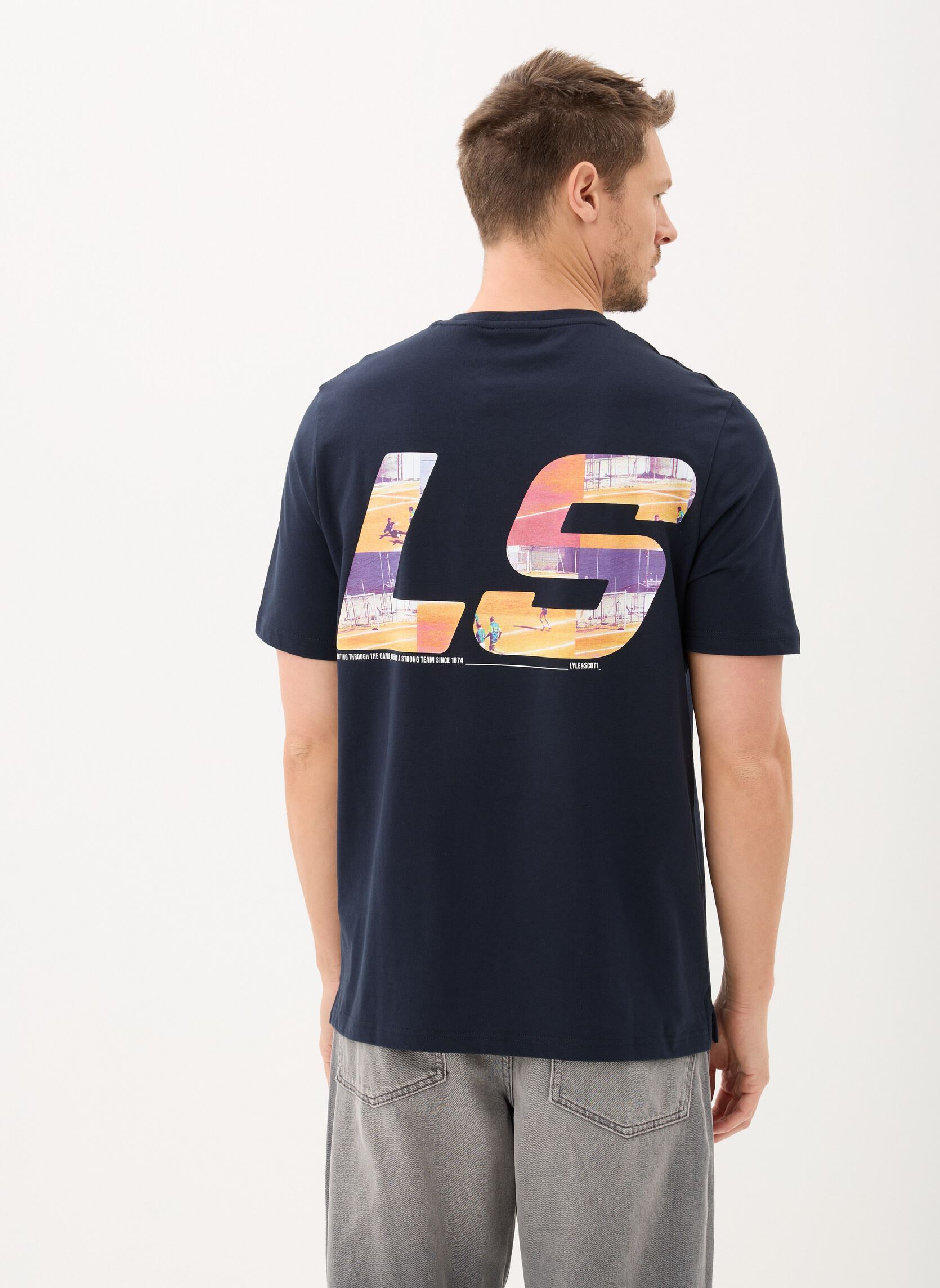 Tee-shirts manches courtes Polaroid Graphic T-Shirt homme bleu Lyle & Scott Tee-shirts manches courtes Polaroid Graphic T-Shirt homme bleu DARK NAVY