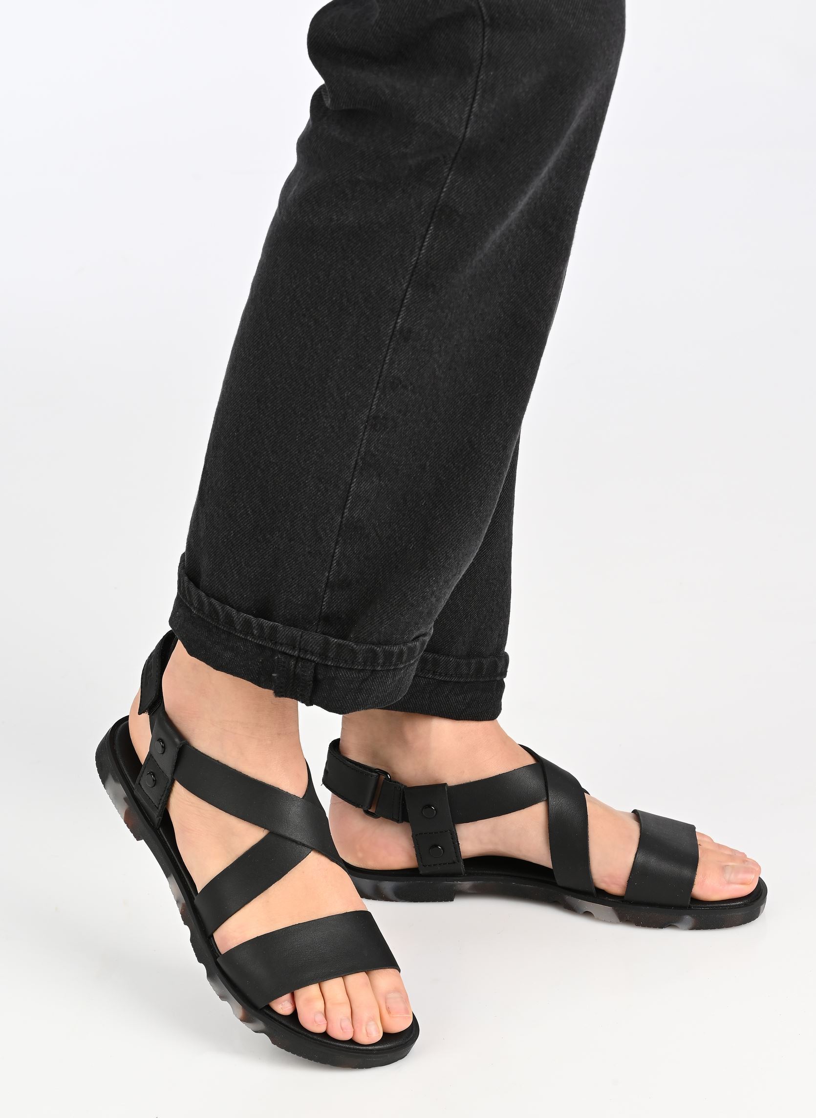 Sandales plates ELLA III CRISSCROSS SANDAL femme noir Sorel Sandales plates ELLA III CRISSCROSS SANDAL femme noir Black, Dark Graphite