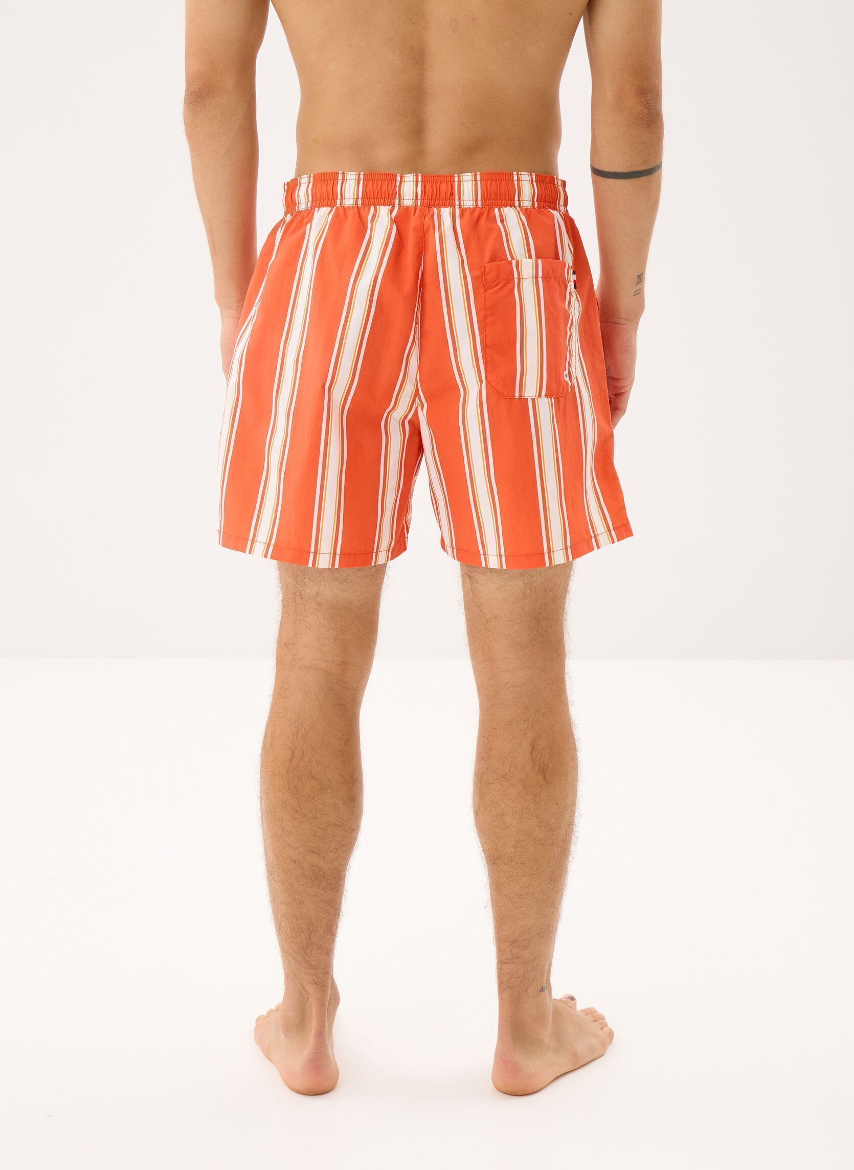 Zwemboxers Medium Drawstring Pr UM0UM03491 heren oranje Tommy Hilfiger Zwemboxers Medium Drawstring Pr UM0UM03491 heren oranje SUNSET STRIPE BRILLIANT ORANGE