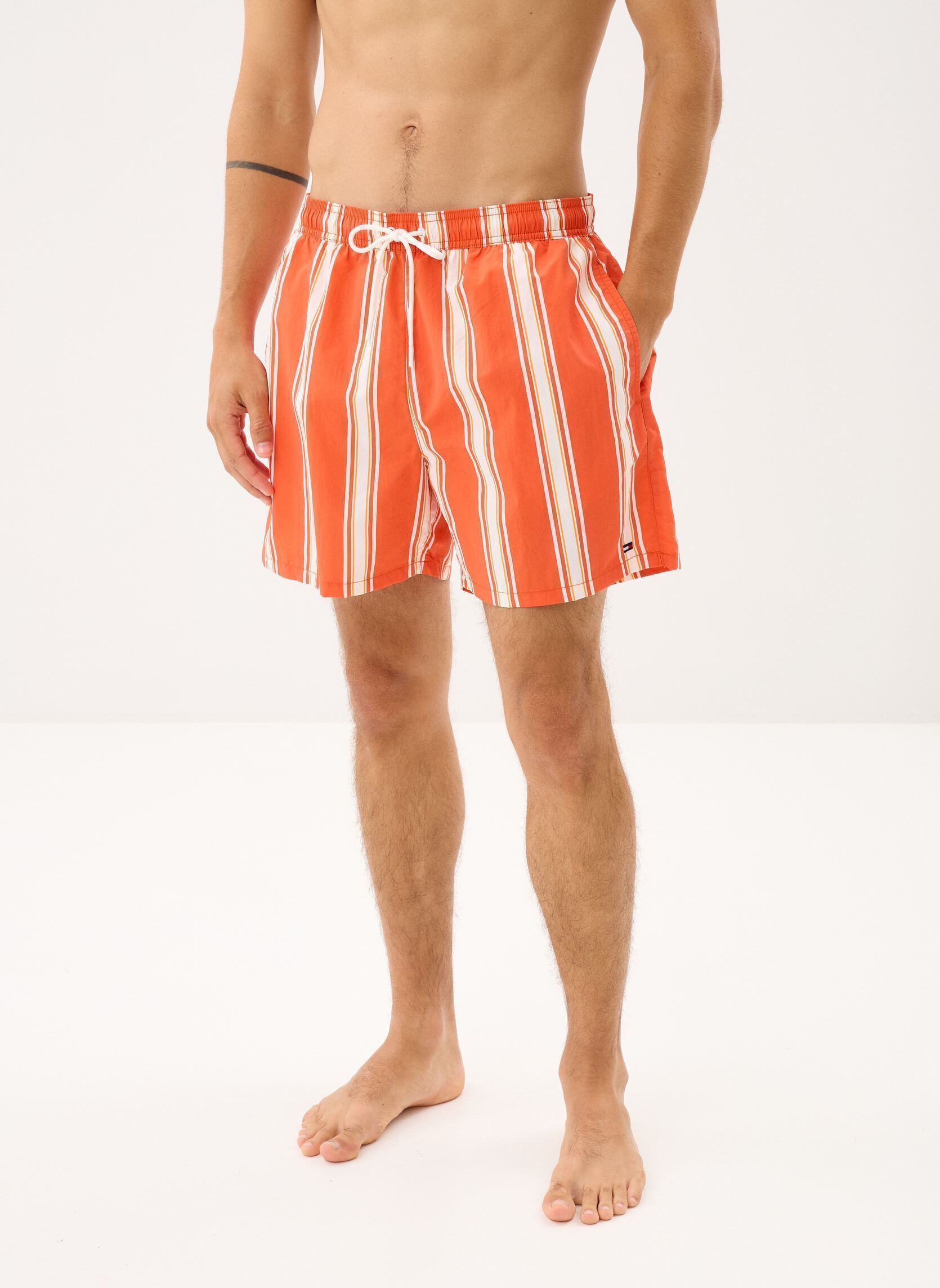 Zwemboxers Medium Drawstring Pr UM0UM03491 heren oranje Tommy Hilfiger Zwemboxers Medium Drawstring Pr UM0UM03491 heren oranje SUNSET STRIPE BRILLIANT ORANGE