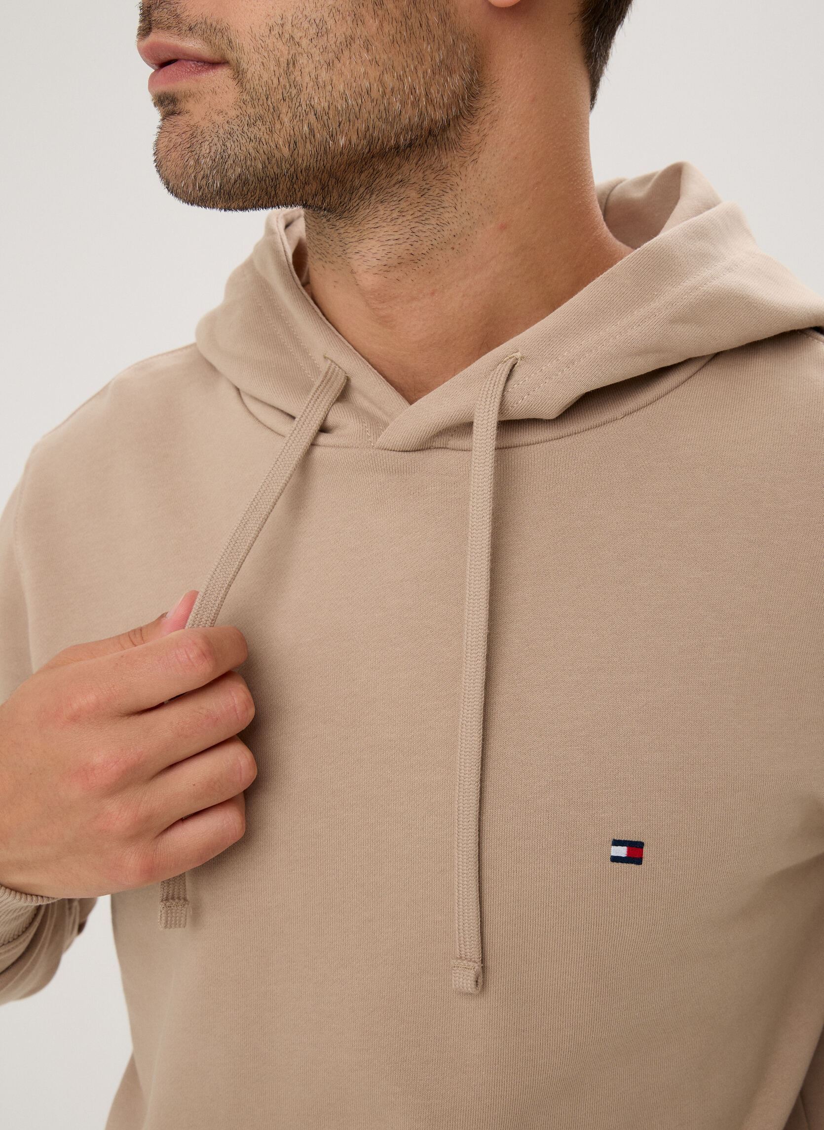 Sweats à capuche Essential Terry Hood MW0MW37235 homme beige Tommy Hilfiger Sweats à capuche Essential Terry Hood MW0MW37235 homme beige BATIQUE KHAKI