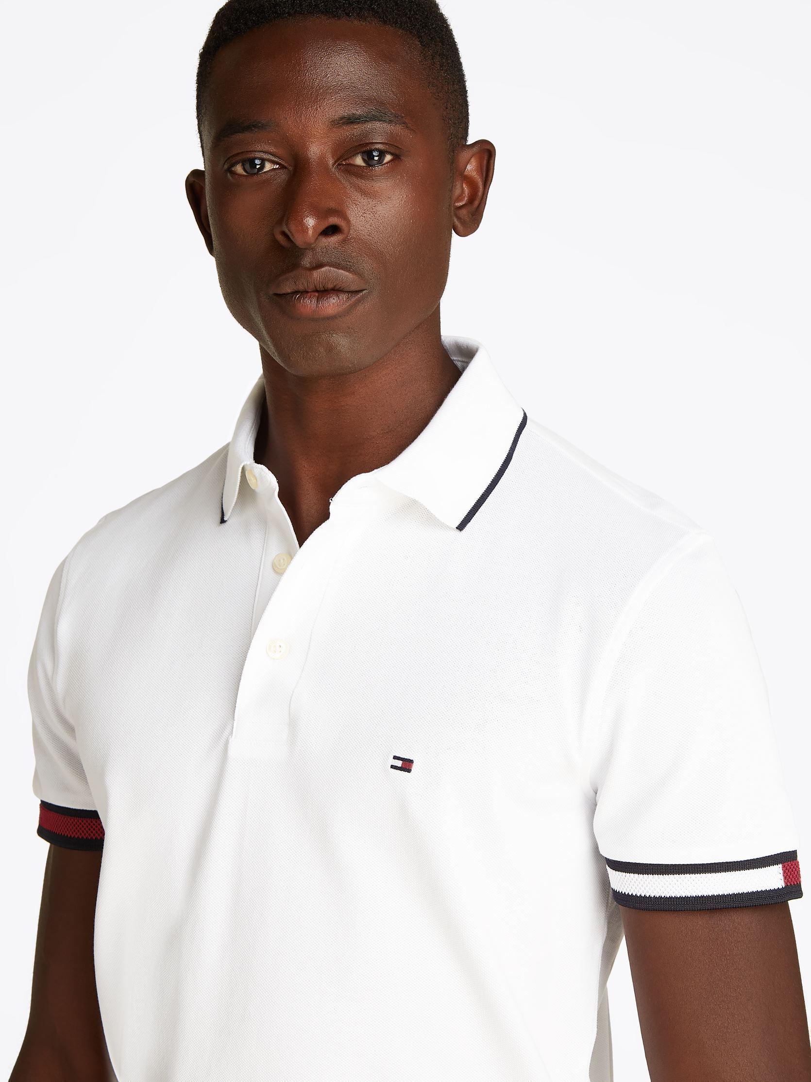 Polos manches courtes Flag Cuff Slim Fit P MW0MW38458 homme blanc Tommy Hilfiger Polos manches courtes Flag Cuff Slim Fit P MW0MW38458 homme blanc WHITE