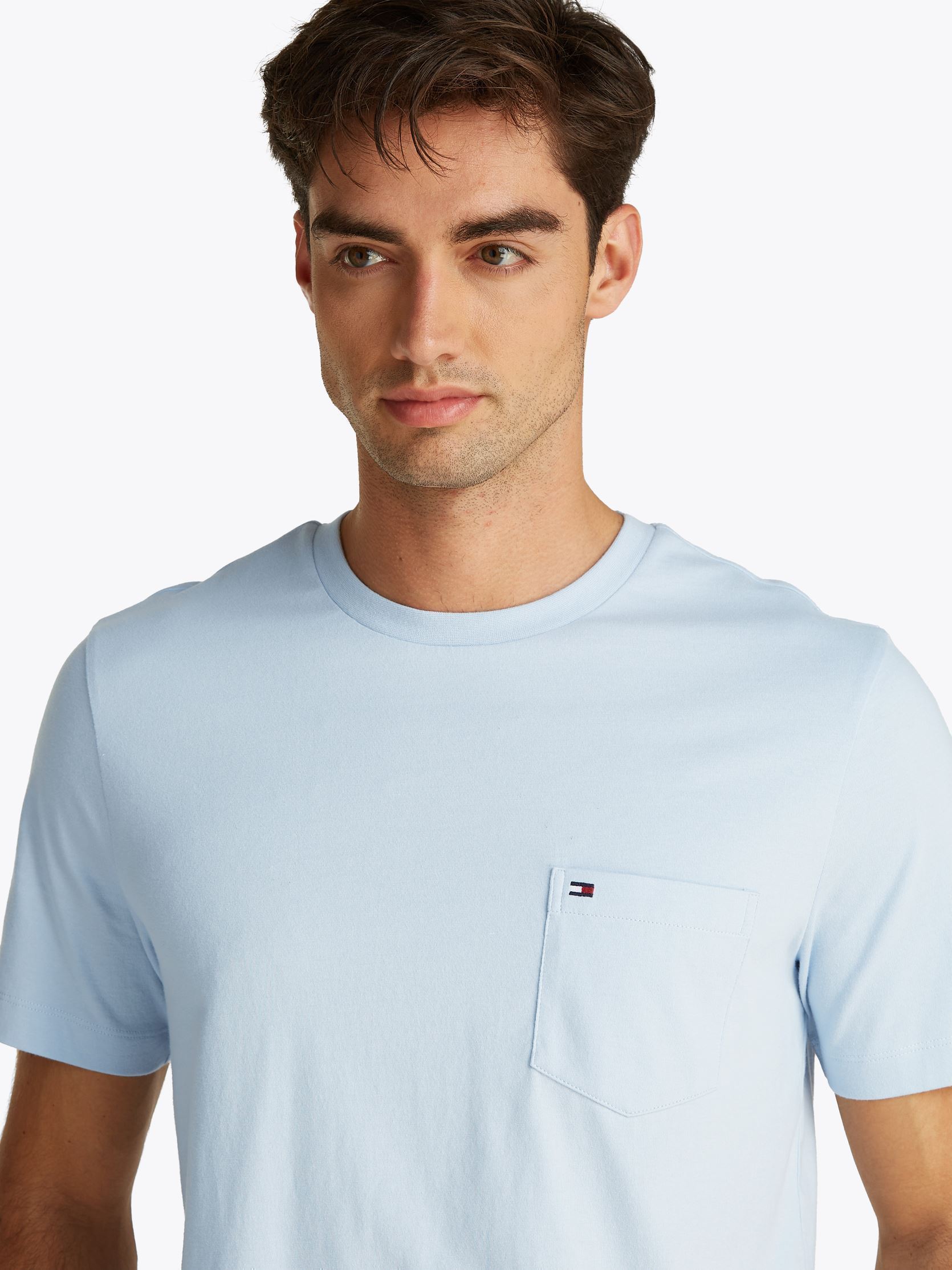 Tee-shirts manches courtes Essential Solid Pock MW0MW37283 homme bleu Tommy Hilfiger Tee-shirts manches courtes Essential Solid Pock MW0MW37283 homme bleu BREEZY BLUE