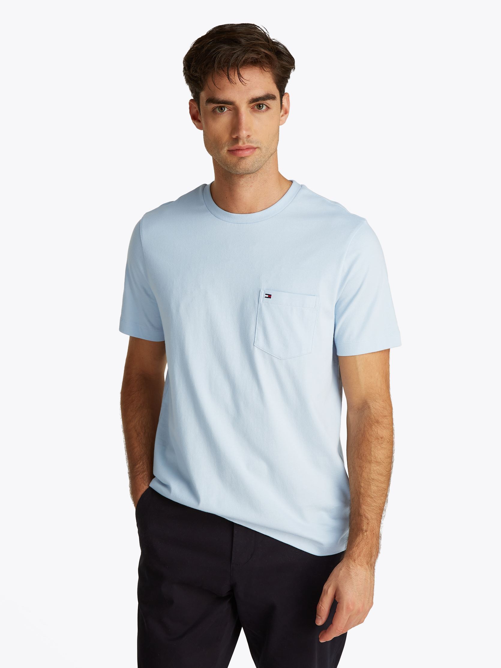Tee-shirts manches courtes Essential Solid Pock MW0MW37283 homme bleu Tommy Hilfiger Tee-shirts manches courtes Essential Solid Pock MW0MW37283 homme bleu BREEZY BLUE